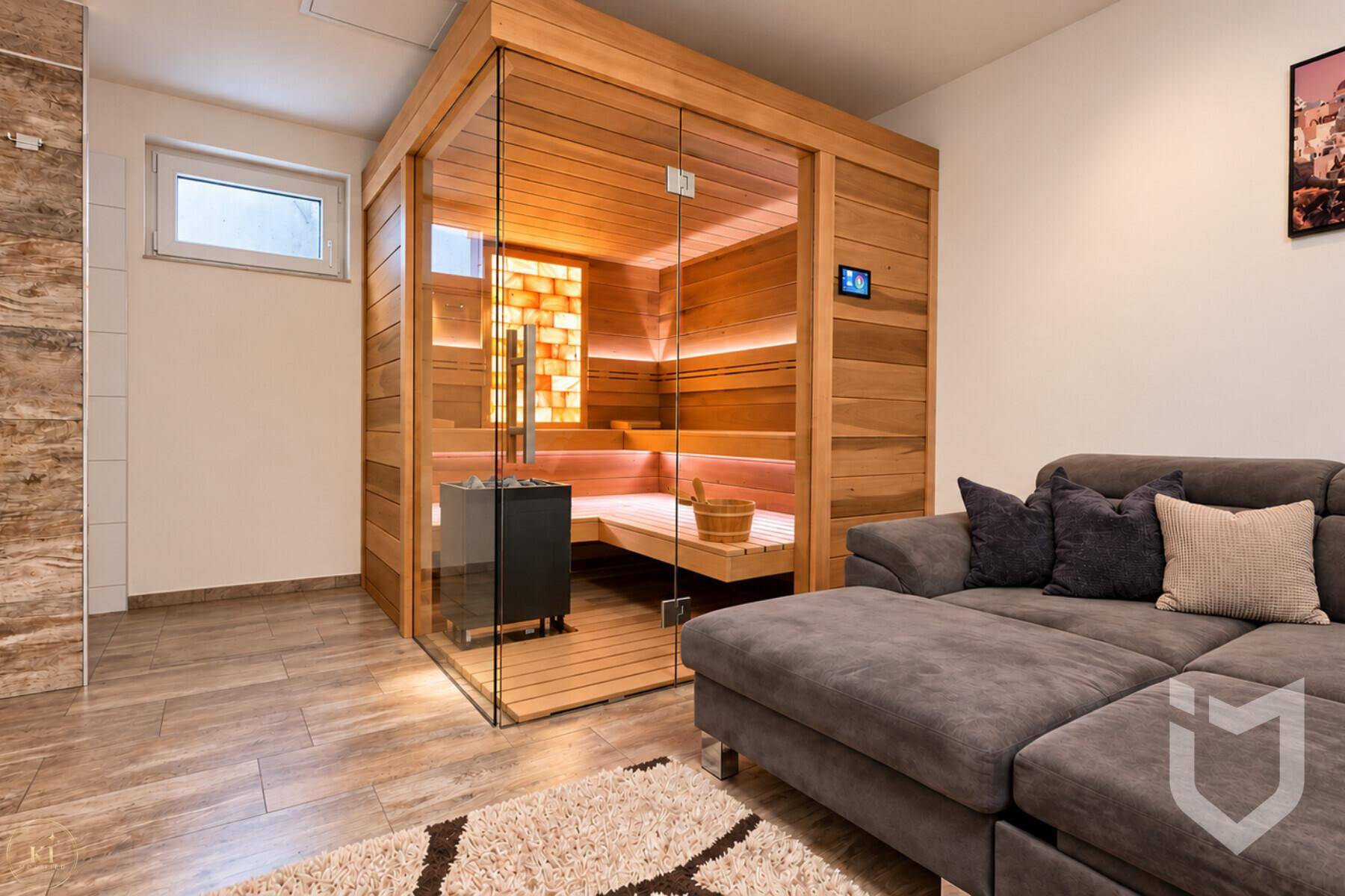 Privater Wellnessbereich mit moderner Sauna und gemütlicher Liegefläche.