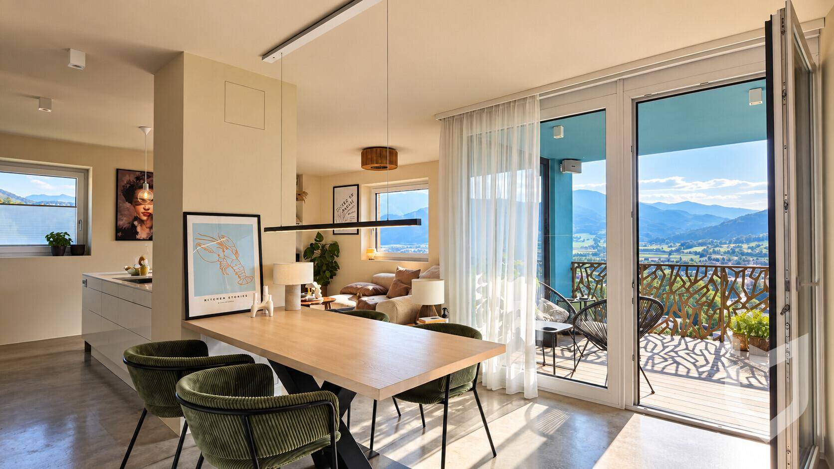 Offener Wohn- und Essbereich mit Zugang zu einem Balkon und Panoramablick auf die Berge.