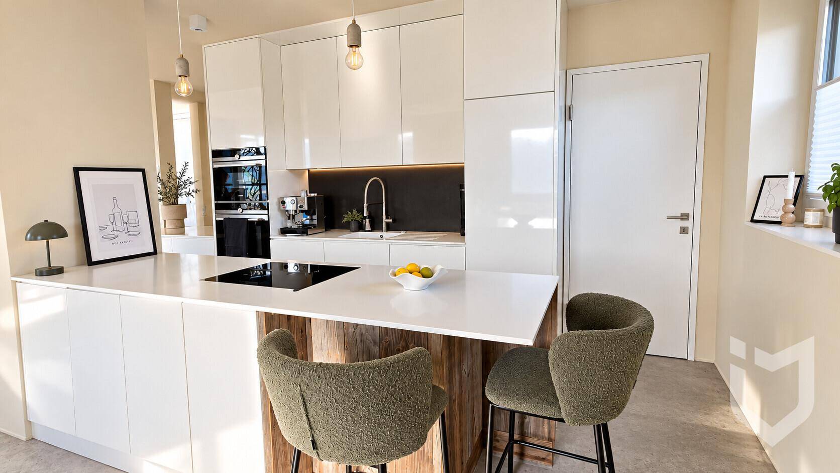 Moderne weiße Küche mit Kochinsel, Induktionskochfeld und integrierten Geräten.