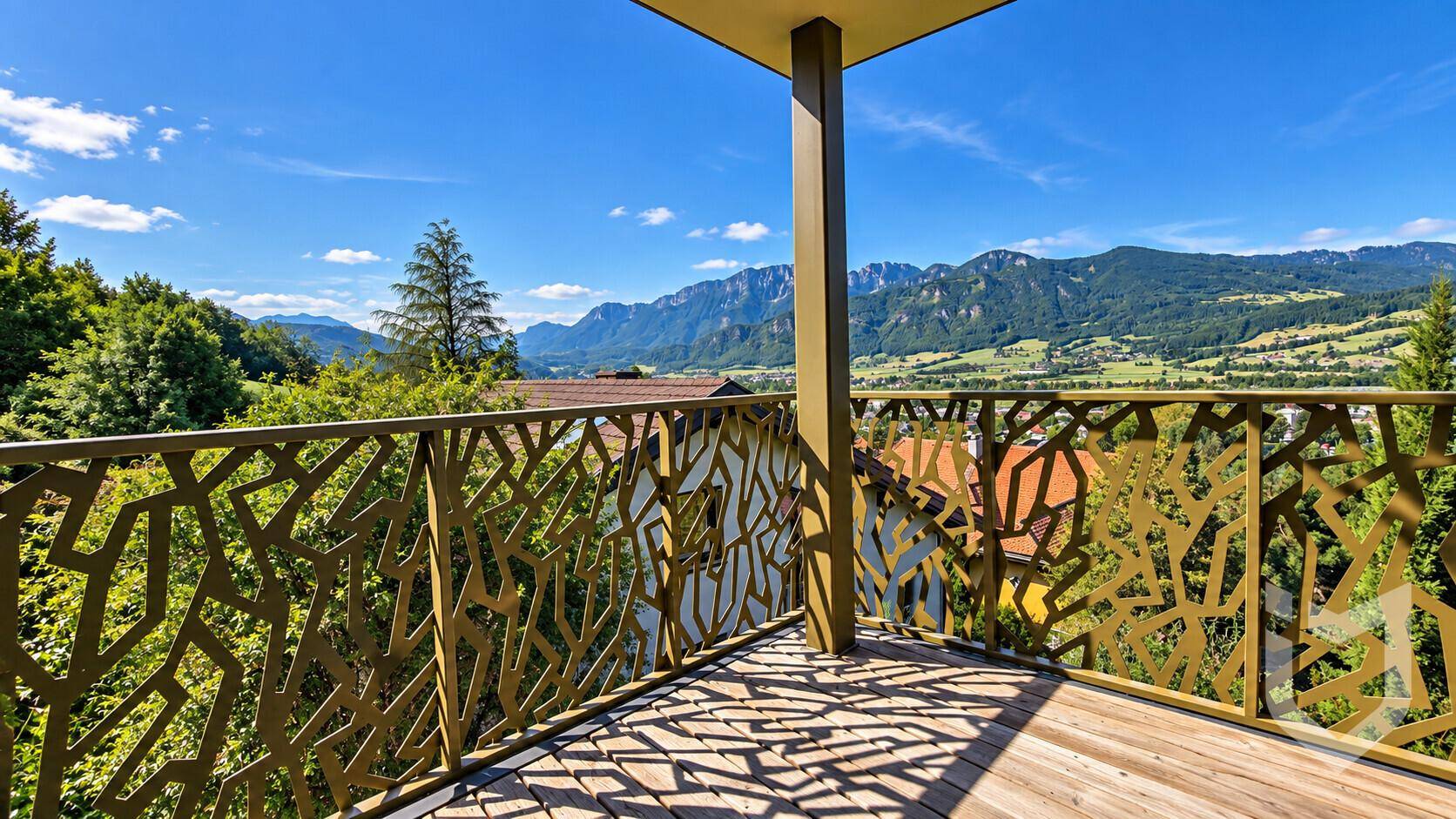 Geräumiger Balkon mit Holzboden und weitem Blick auf die umliegende Berglandschaft.