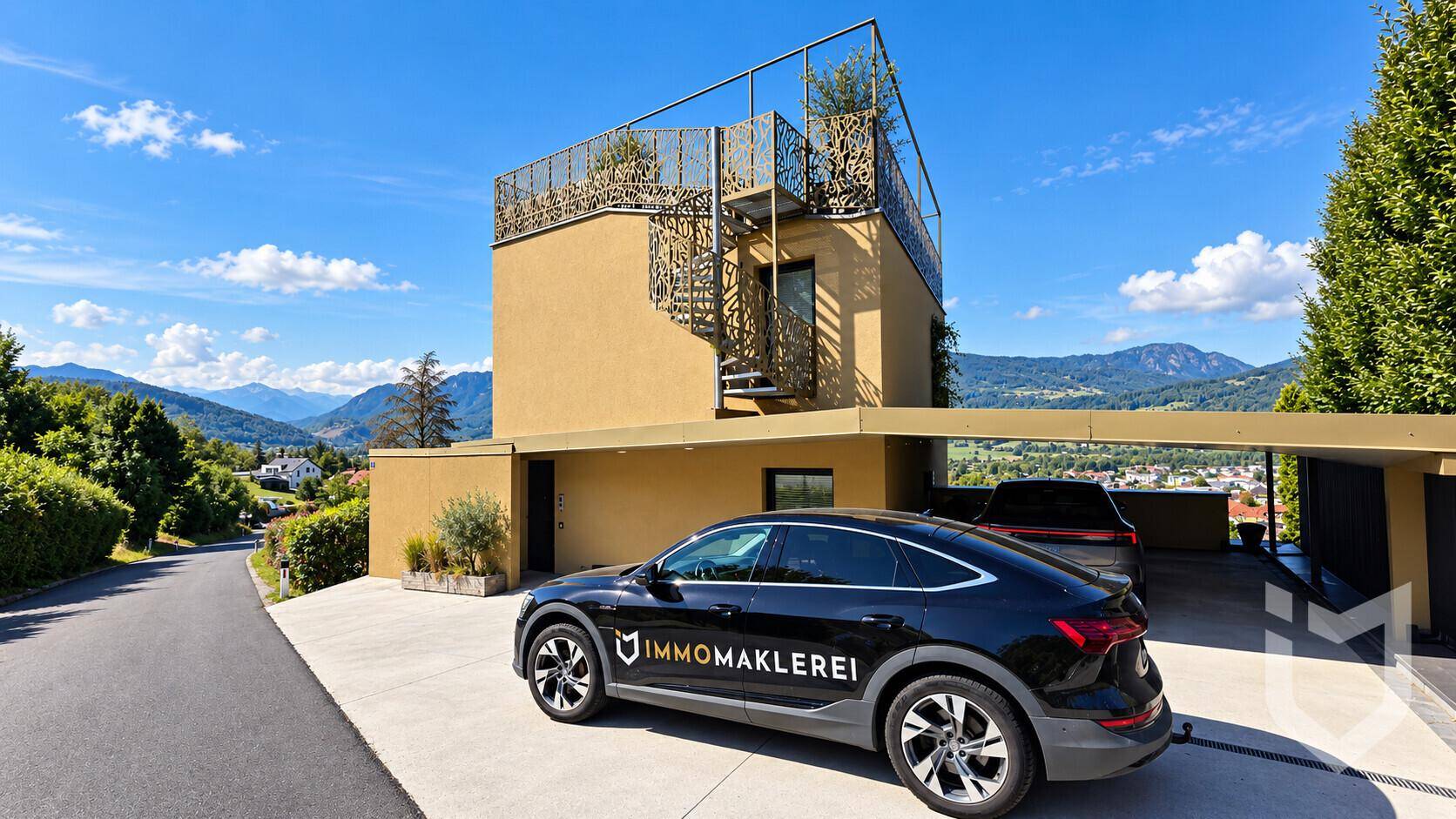 Vorderansicht des modernen Hauses mit Carport und Zufahrt, eingebettet in die Natur.