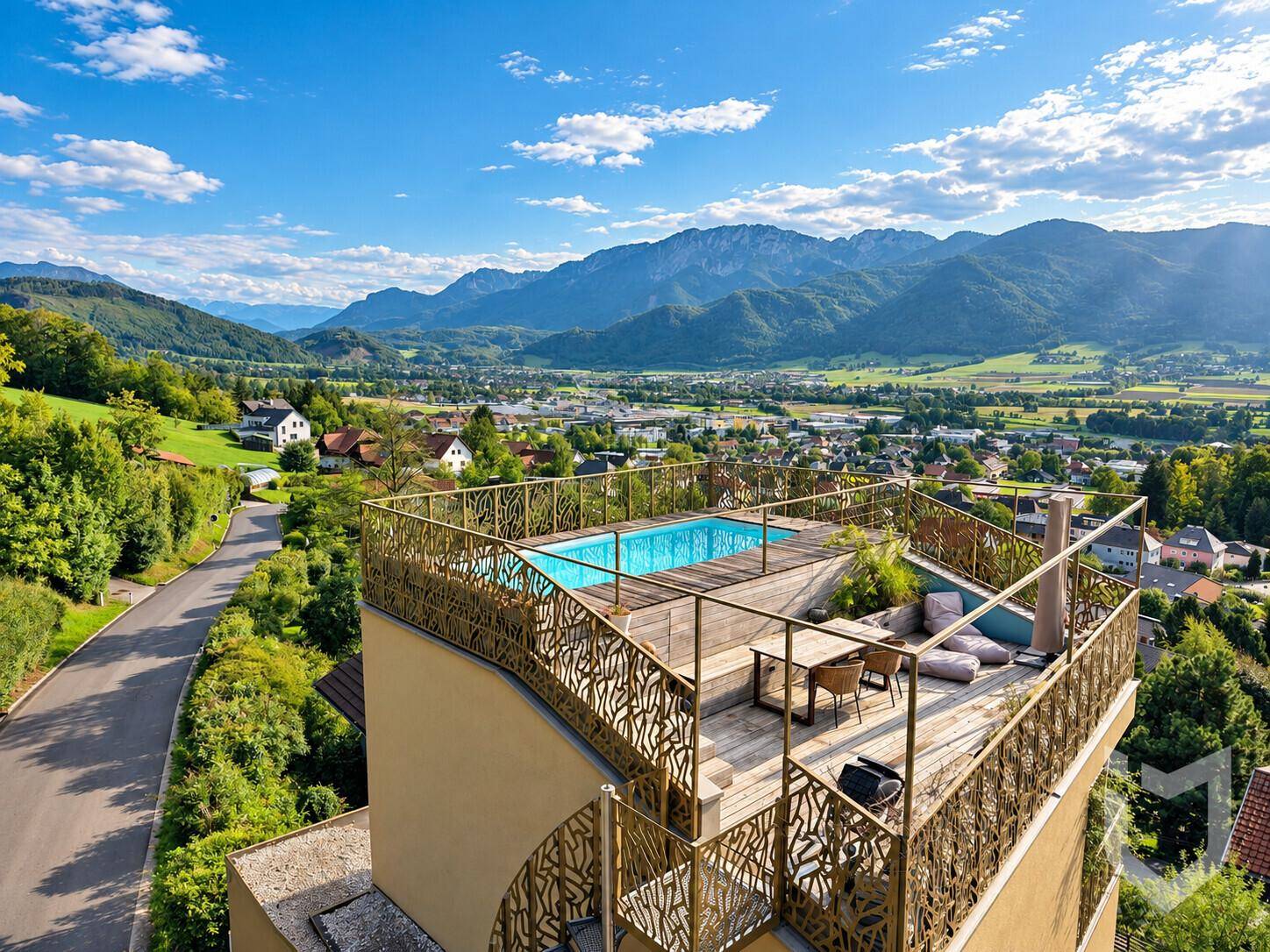 Dachterrasse mit Pool, Lounge-Bereich und weitem Blick über das Tal und die Berge.