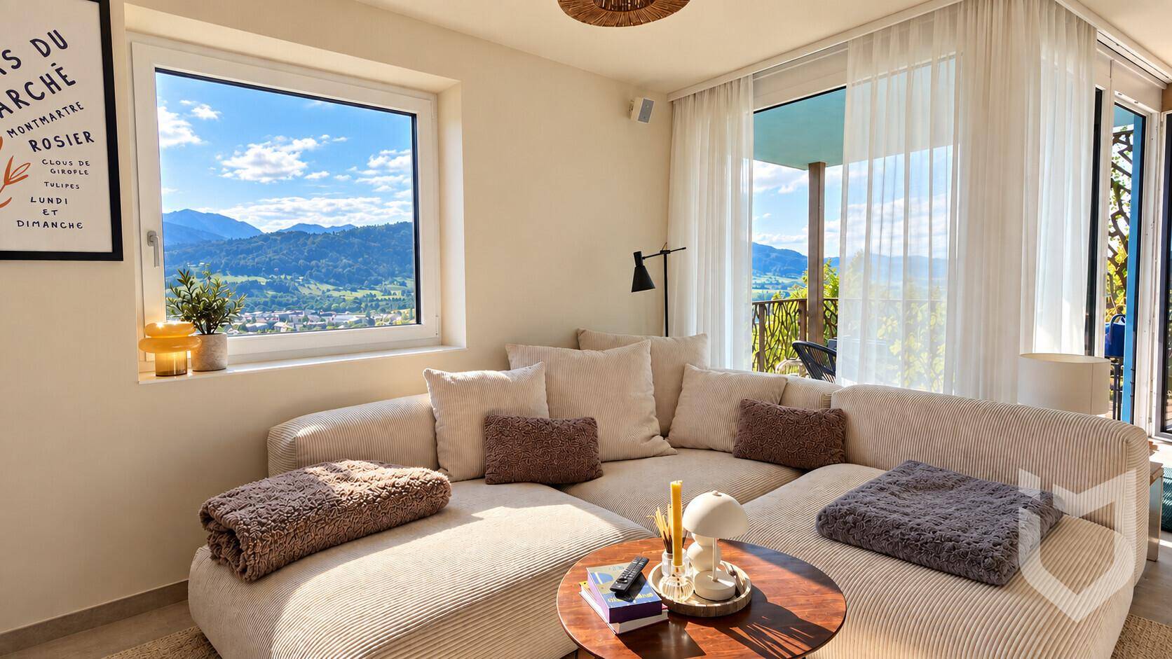 Gemütliches Wohnzimmer mit großem Ecksofa, Bergblick und Zugang zum Balkon.