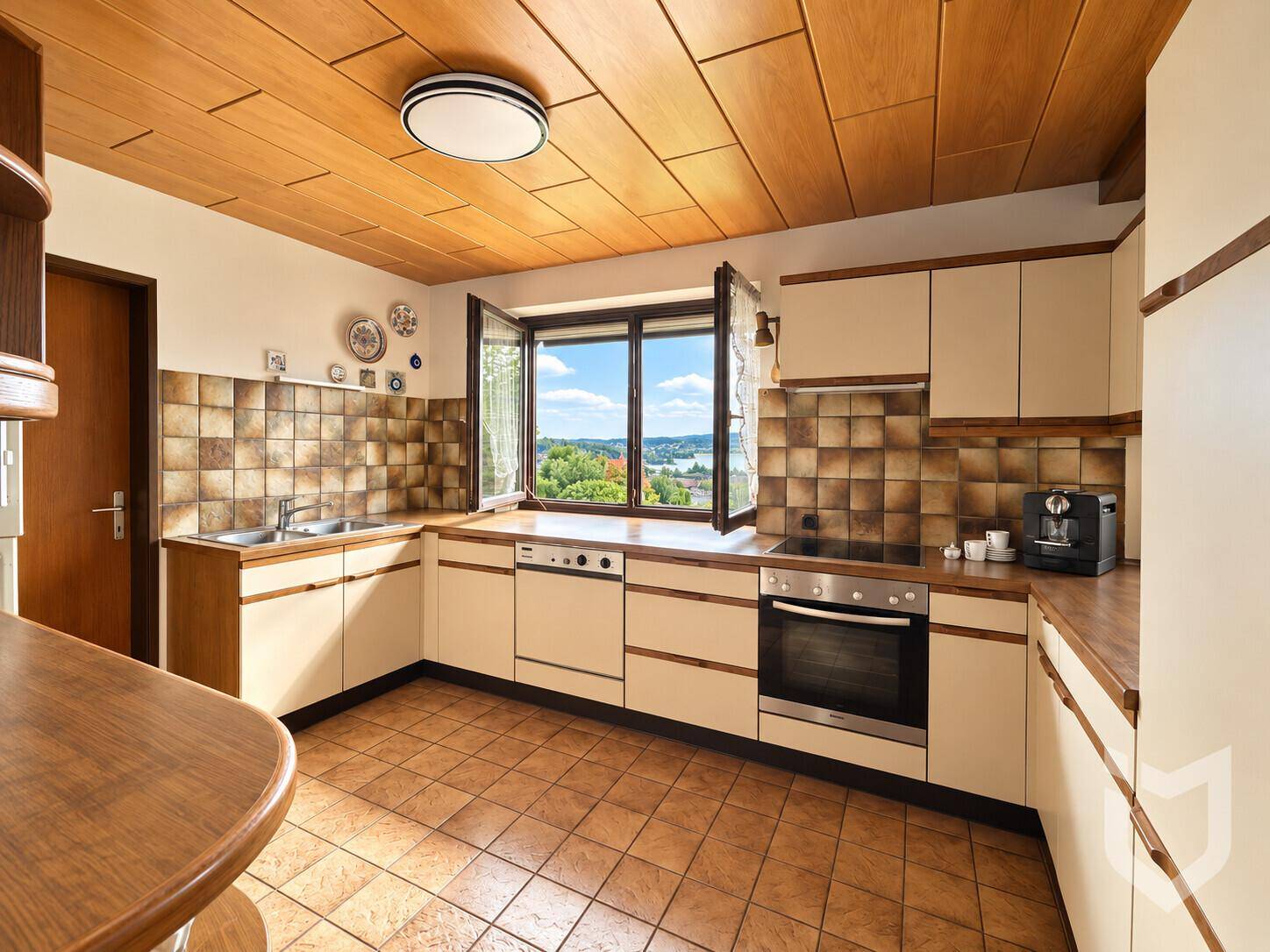 Traditionelle Küche mit Fliesenboden, Holzdecke und Fenster mit Seeblick.