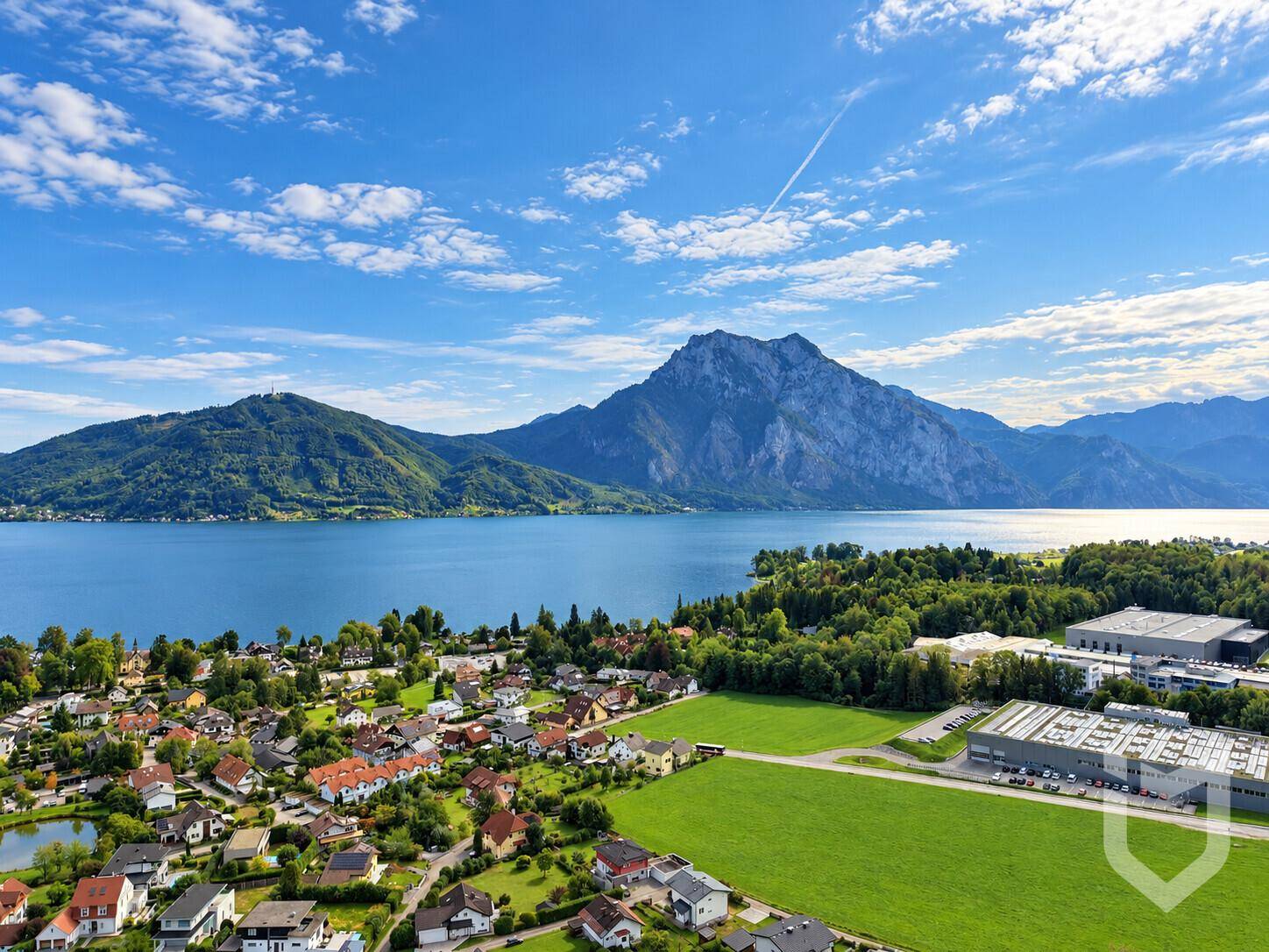 Panoramablick aus der Vogelperspektive auf den Traunsee, Berge und die umliegende Siedlung.