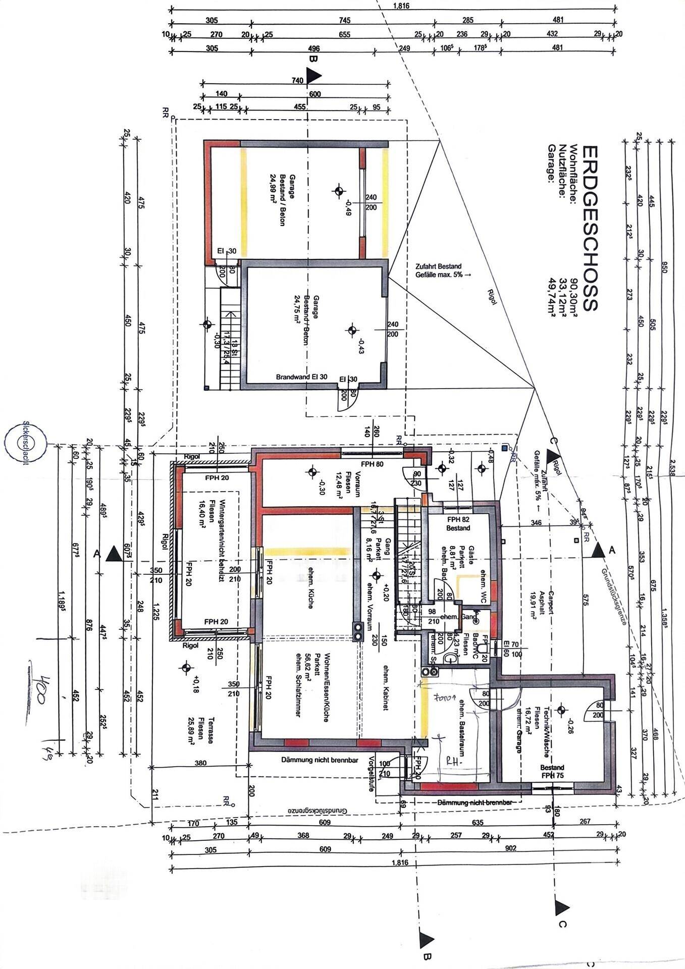 Grundriss des Erdgeschosses mit Garagen und Wohnbereichen.