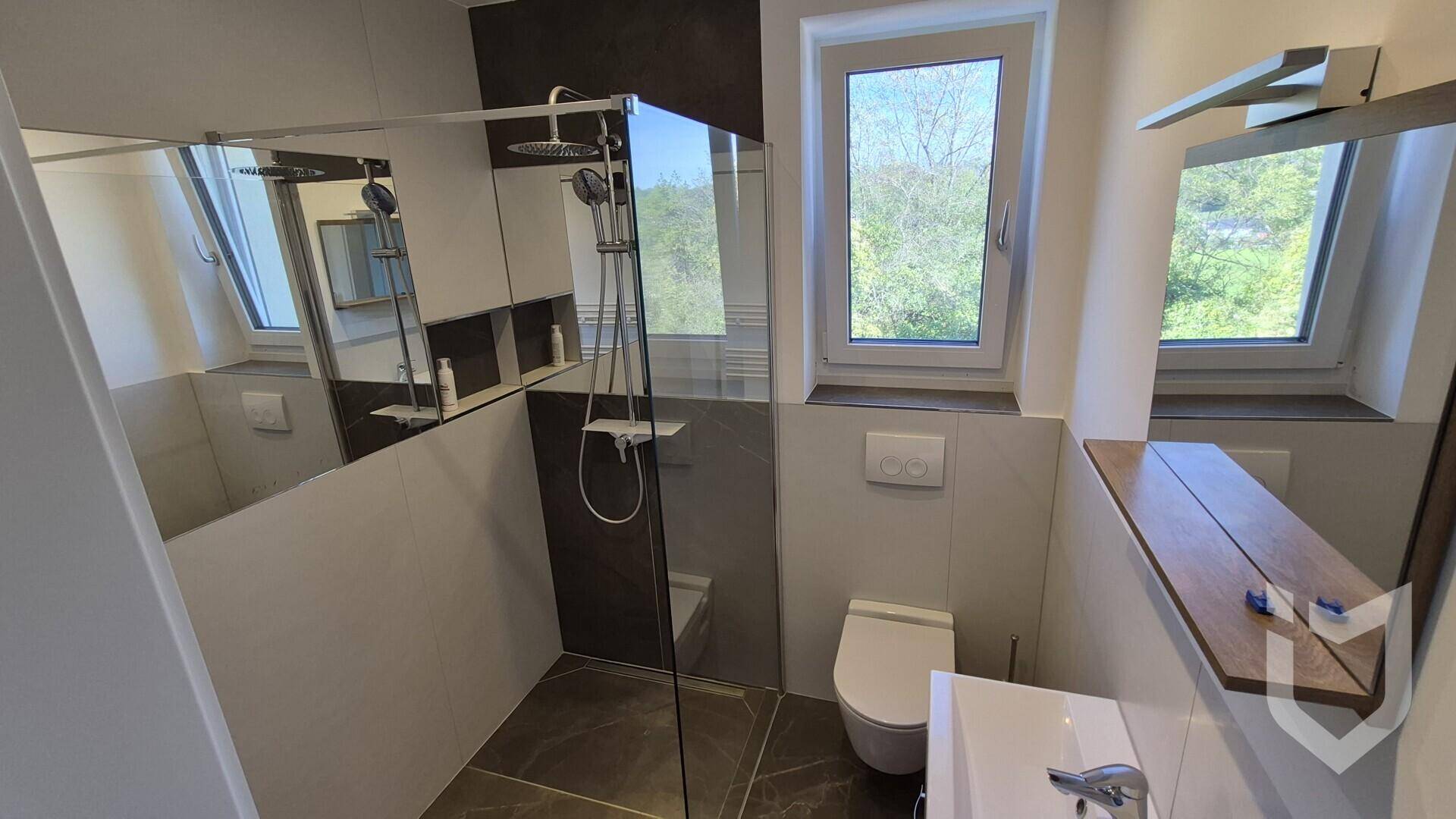 Modernes Badezimmer mit begehbarer Dusche, Wand-WC und Fenster.