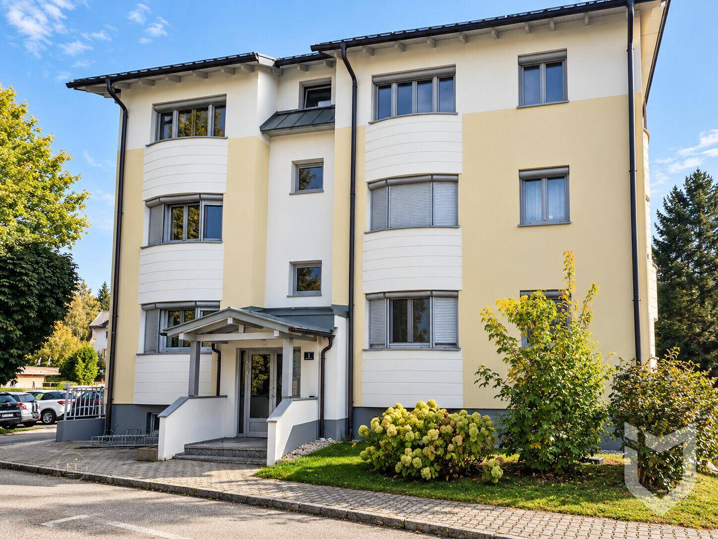 Gebäudeansicht Eingang