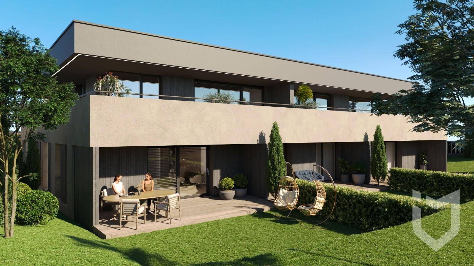 Moderne Wohnanlage mit großzügiger Terrasse, Gartenbereich und Balkonen im Grünen.