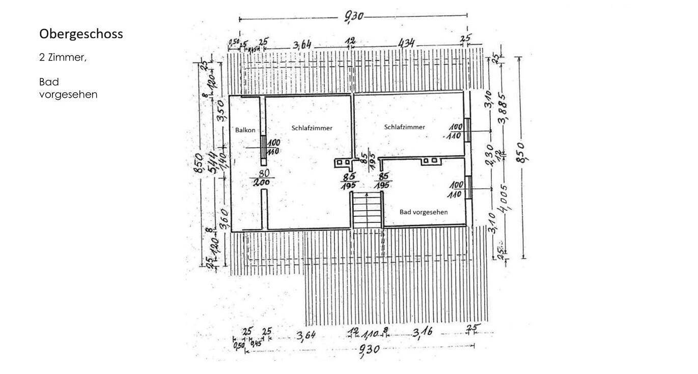 Grundriss des Obergeschosses mit zwei Schlafzimmern, einem vorgesehenen Bad und einem Balkon.