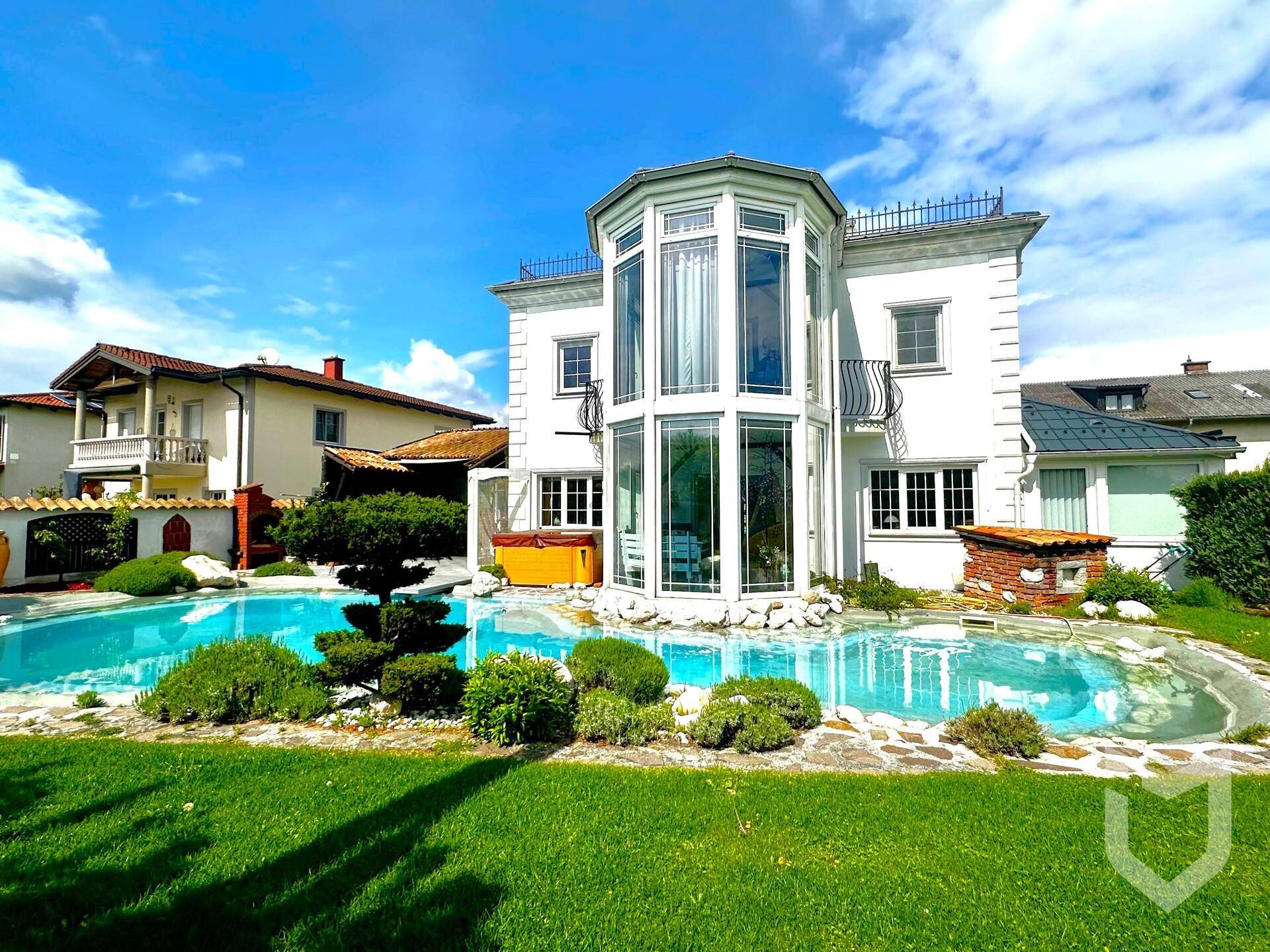 Außenansicht mit Pool