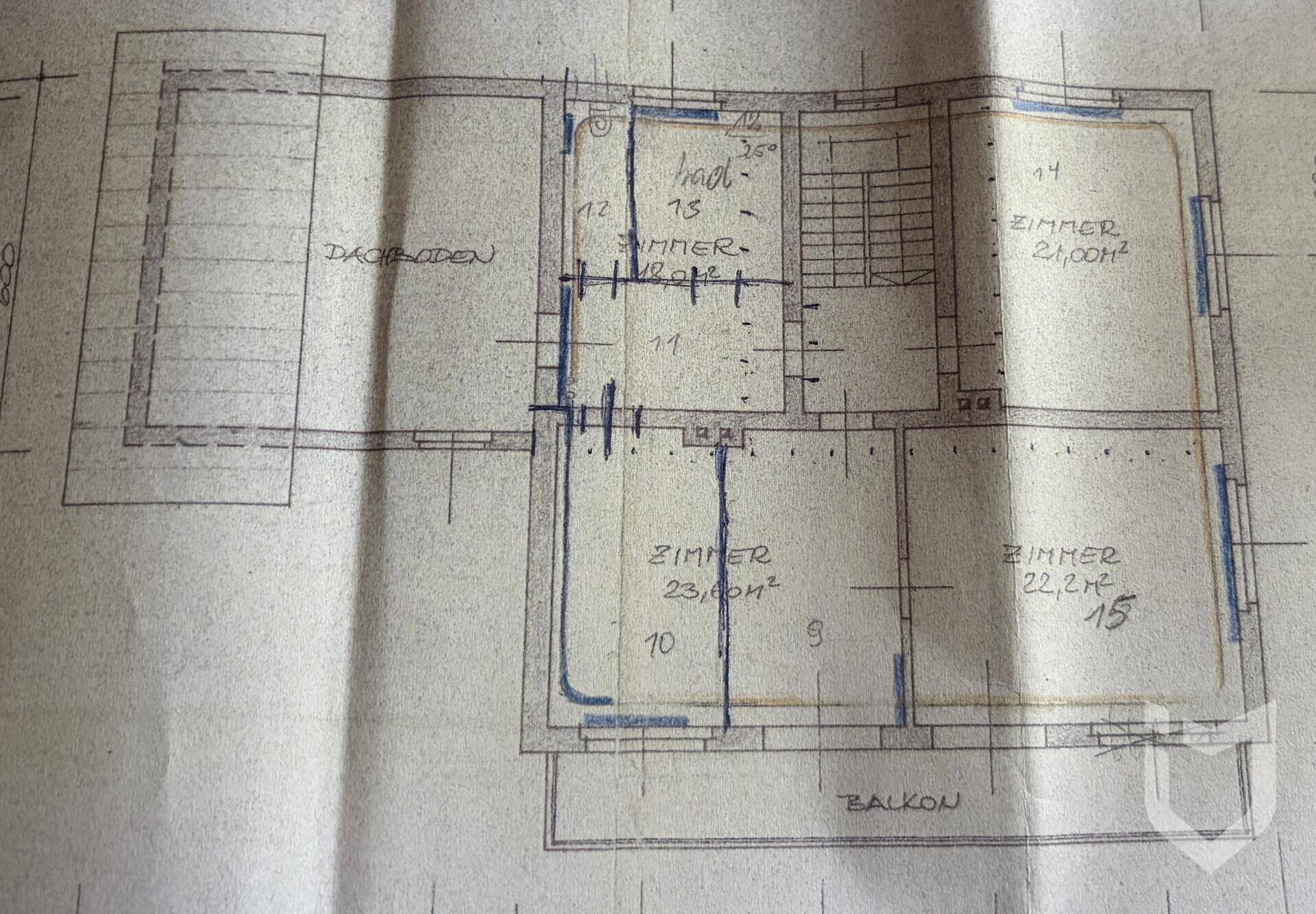 Handgezeichneter Grundriss des Obergeschosses mit mehreren Zimmern, Balkon und Dachboden.
