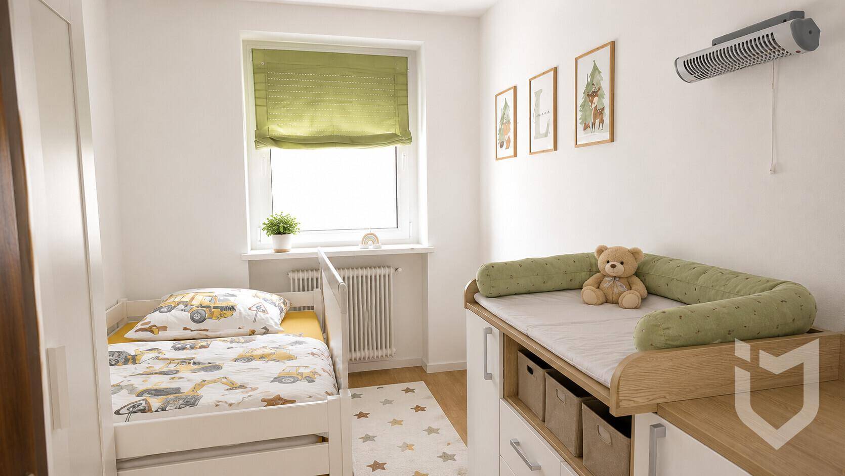 Helles Kinderzimmer mit Einzelbett, Wickeltisch und freundlicher Dekoration.