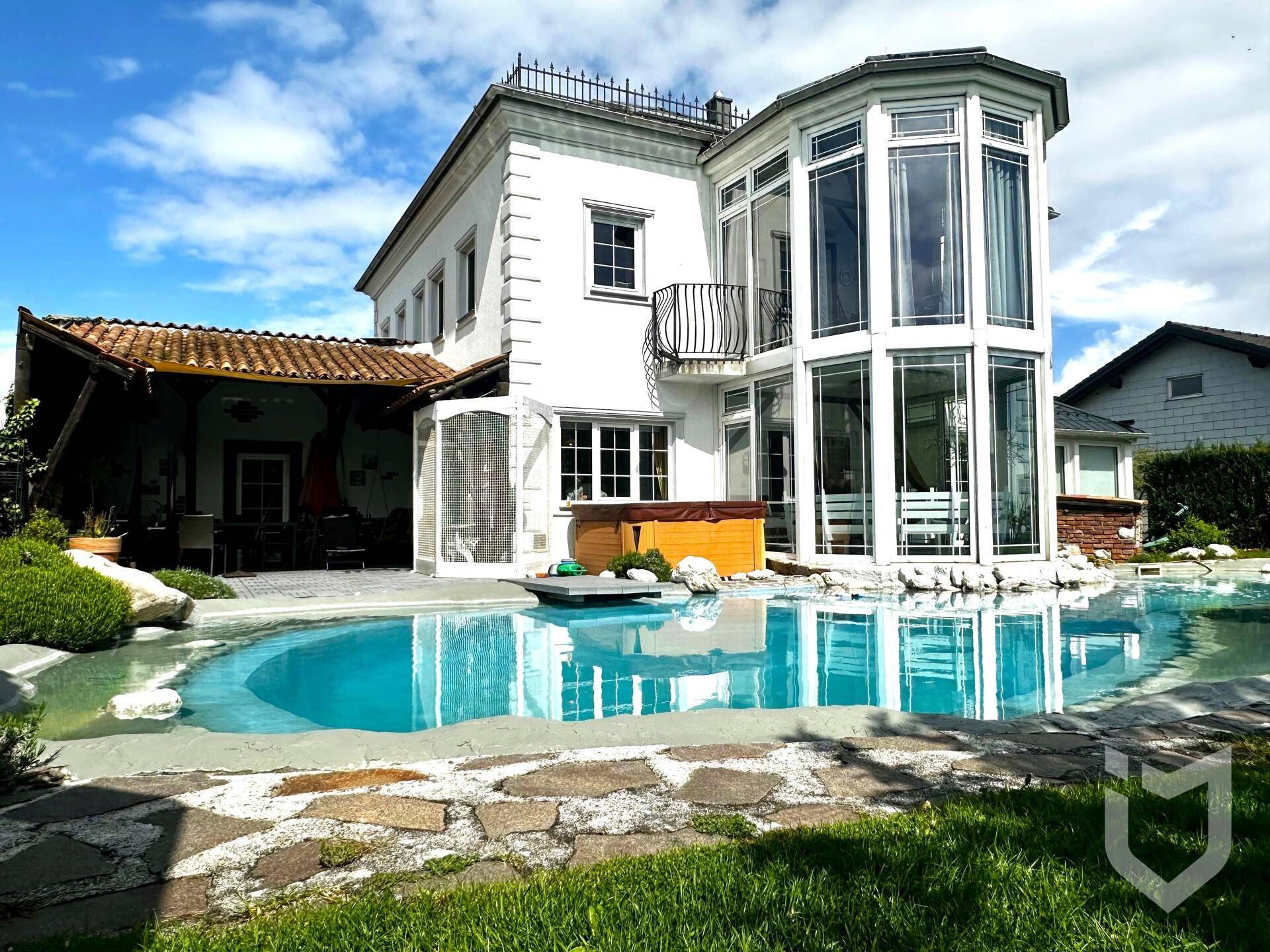 Außenansicht mit Pool