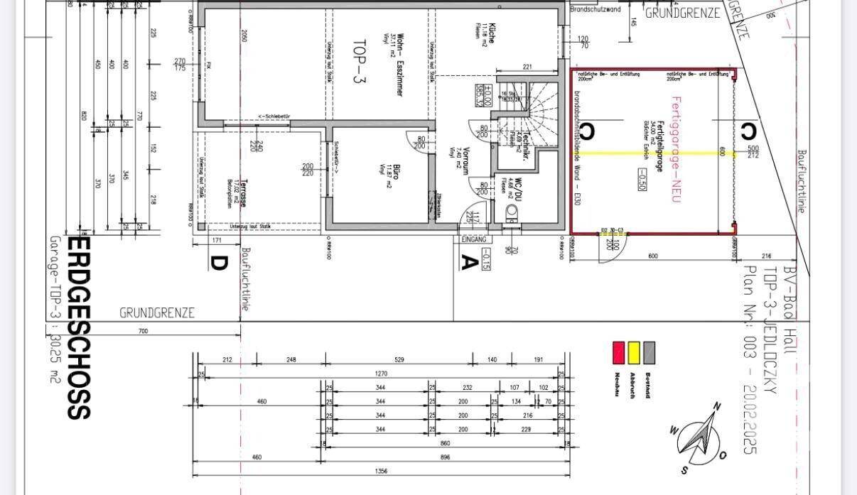 Grundriss des Erdgeschosses mit Küche, Essbereich, Büro und Garage.