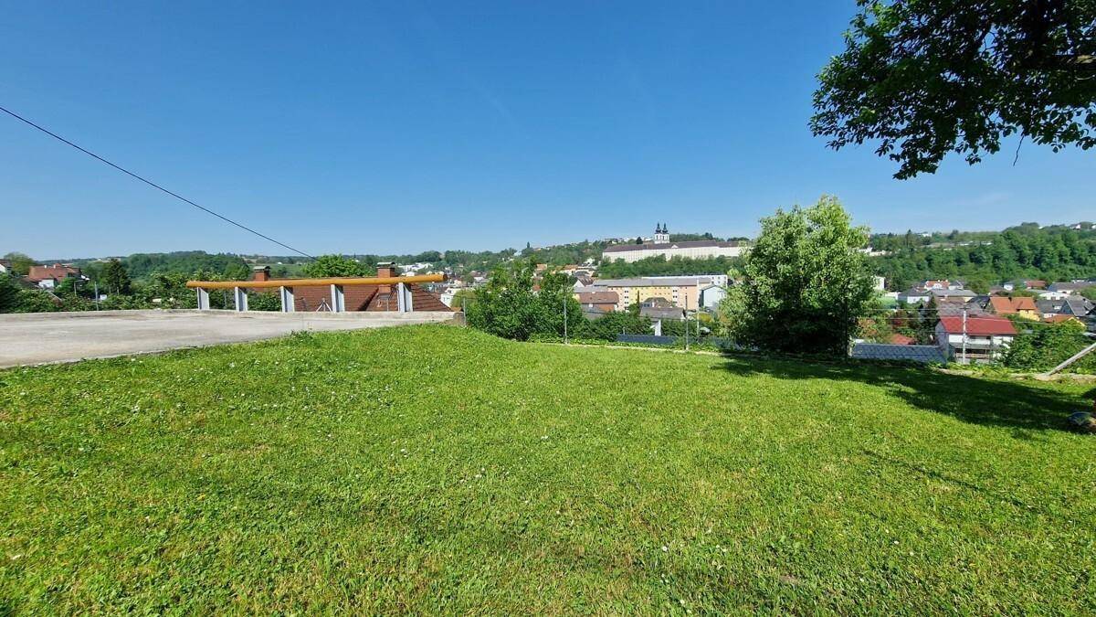 Garten mit Parkfläche