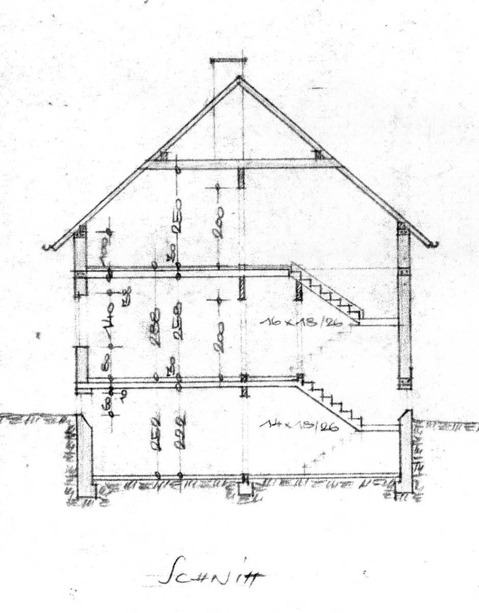Handgezeichneter Querschnitt des Hauses mit Darstellung der Geschosse und Dachkonstruktion.