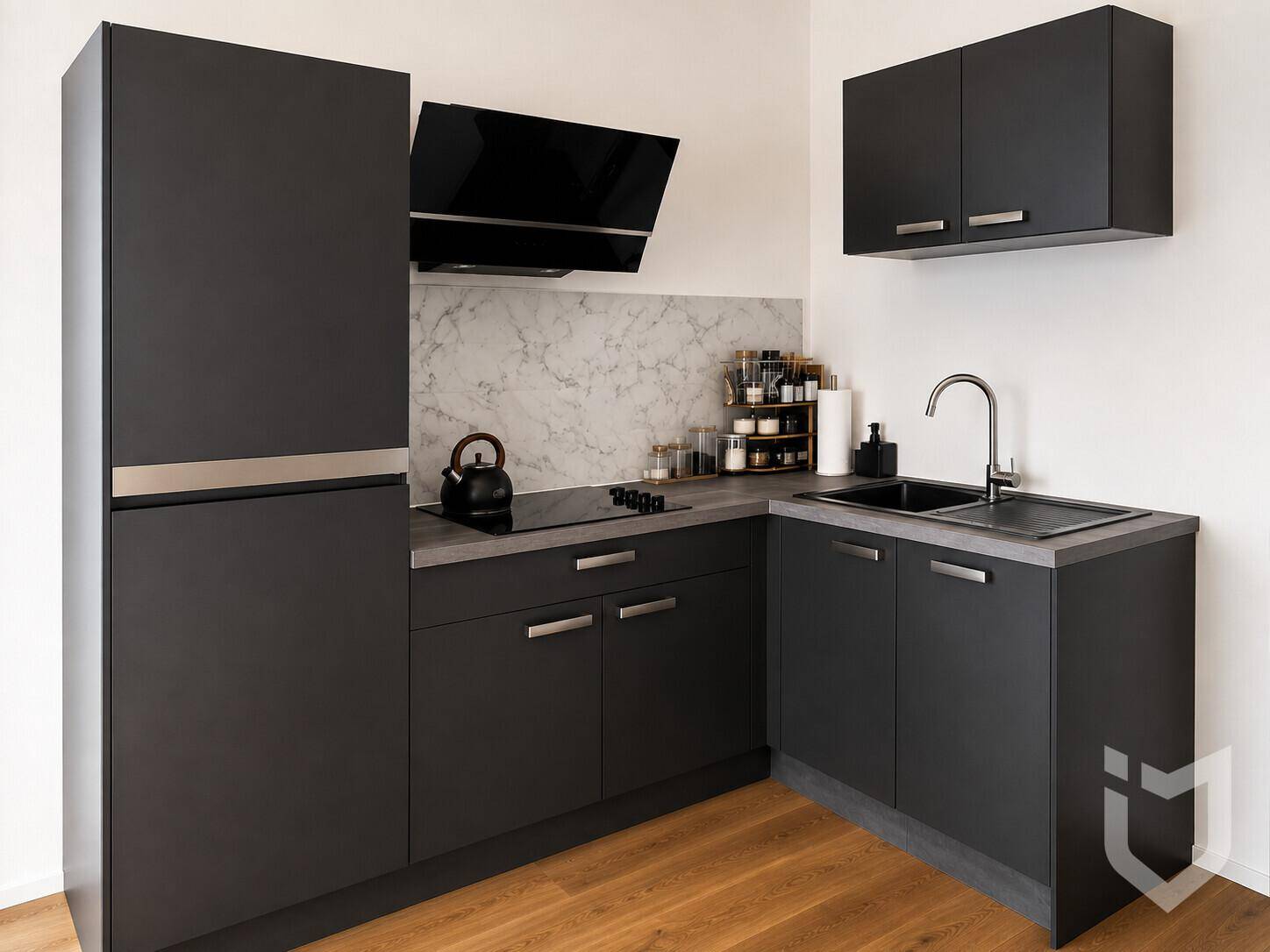 Moderne schwarze Einbauküche mit Induktionskochfeld, Dunstabzugshaube und heller Marmor-Rückwand.