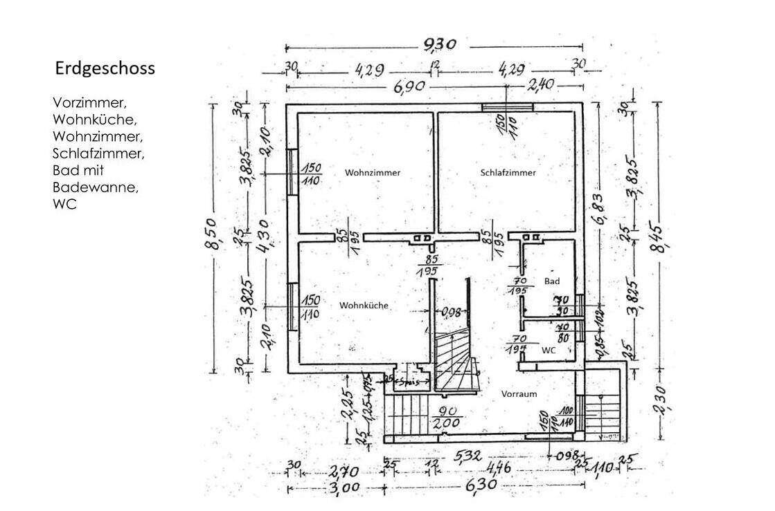 Grundriss des Erdgeschosses mit Wohnküche, Wohnzimmer, Schlafzimmer, Bad mit Badewanne und separatem WC.