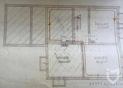 Handgezeichneter Grundriss des Kellers mit mehreren Kellerräumen und Treppenaufgang.