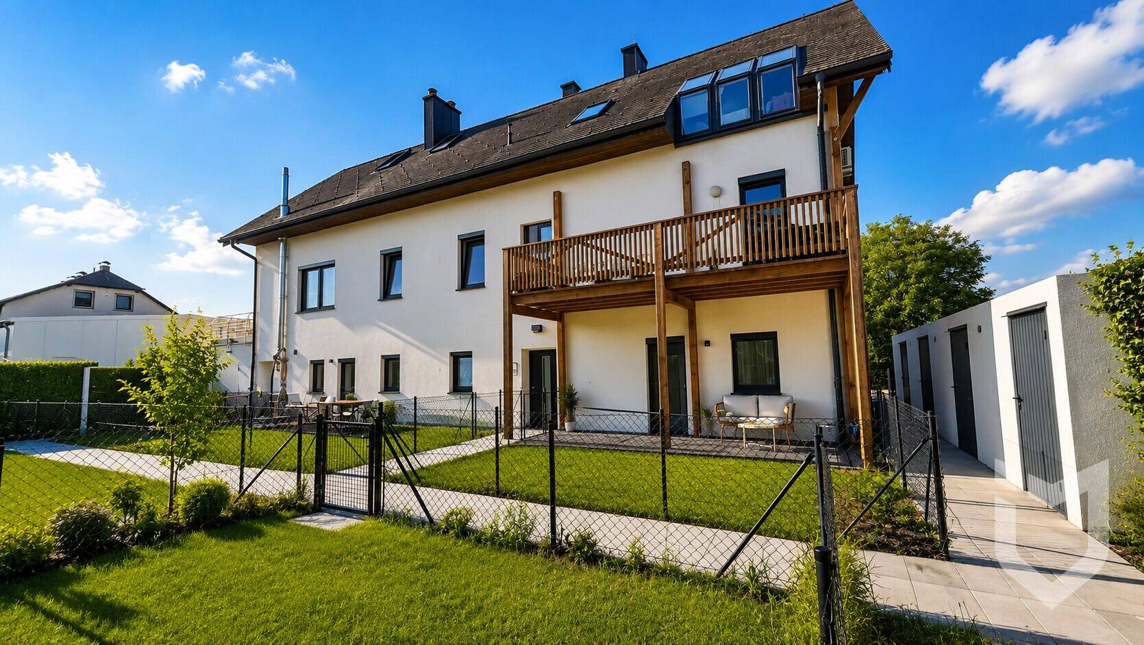 Moderne Wohnanlage mit weißer Fassade, Holzverkleidung und gepflegtem Gartenbereich unter blauem Himmel.
