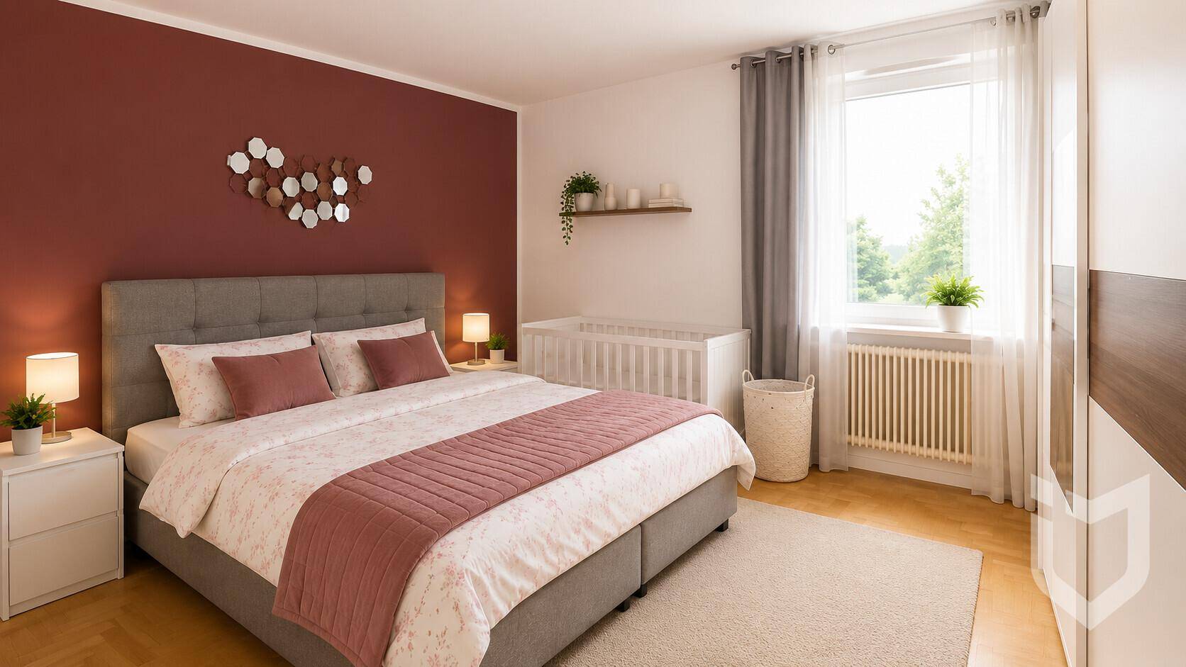 Geräumiges Schlafzimmer mit Doppelbett, roter Akzentwand und einem Kinderbett.