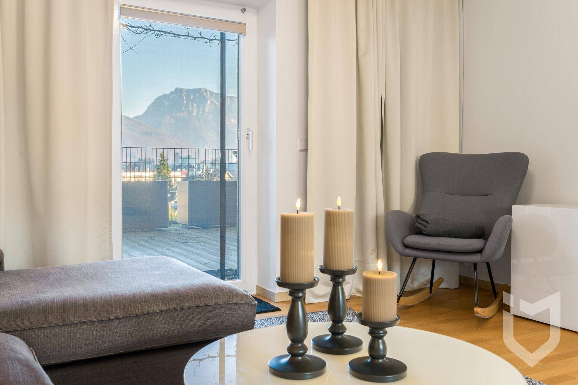 Gemütliches Wohnzimmer mit Bergblick und Zugang zu einem Balkon oder einer Terrasse.