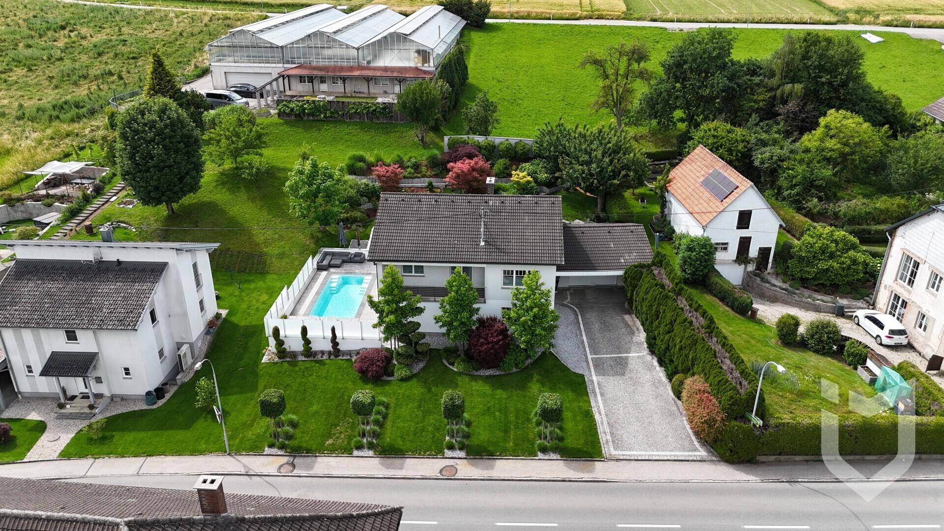 Weitläufige Luftaufnahme des Anwesens mit Pool, Garten und Blick auf die ländliche Umgebung.