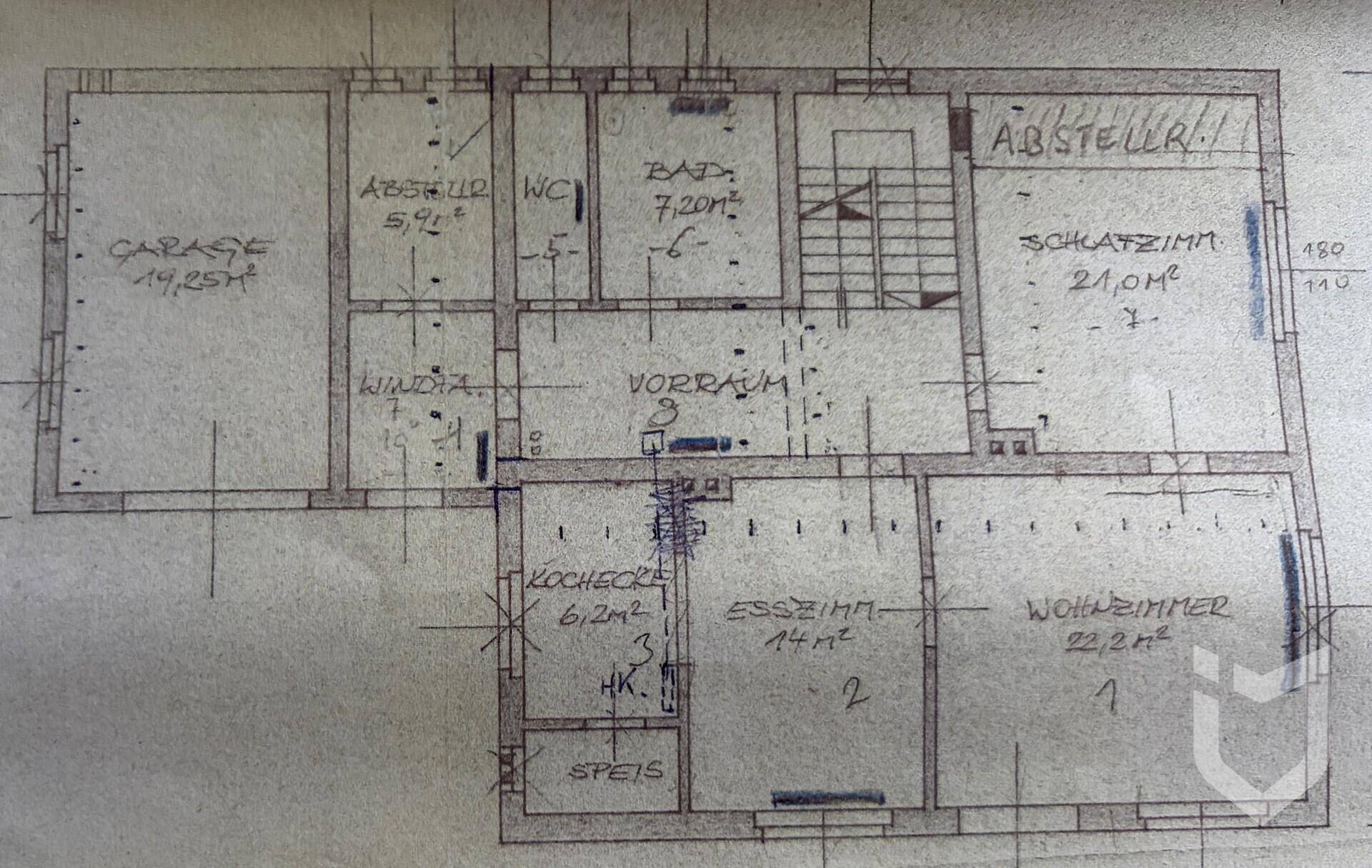 Handgezeichneter Grundriss des Erdgeschosses mit Garage, Wohnzimmer, Esszimmer und Küche.