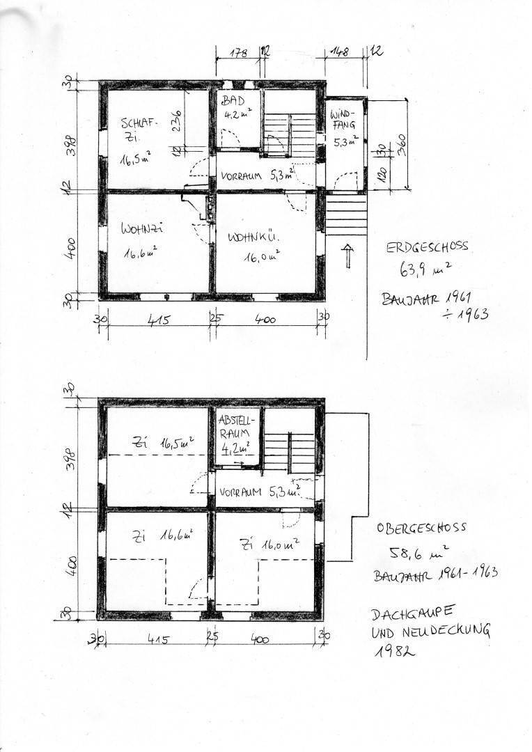 Handgezeichneter Grundriss des Erd- und Obergeschosses mit Raumaufteilung und Maßen.