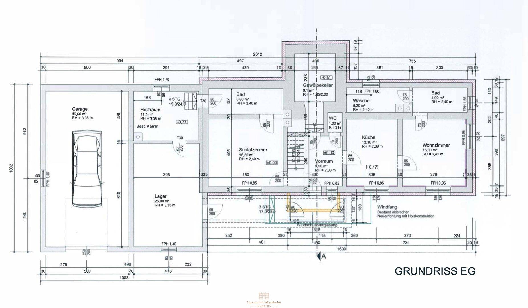 Grundriss des Erdgeschosses mit Garage, Schlafzimmer, Bad, Küche und Wohnzimmer.