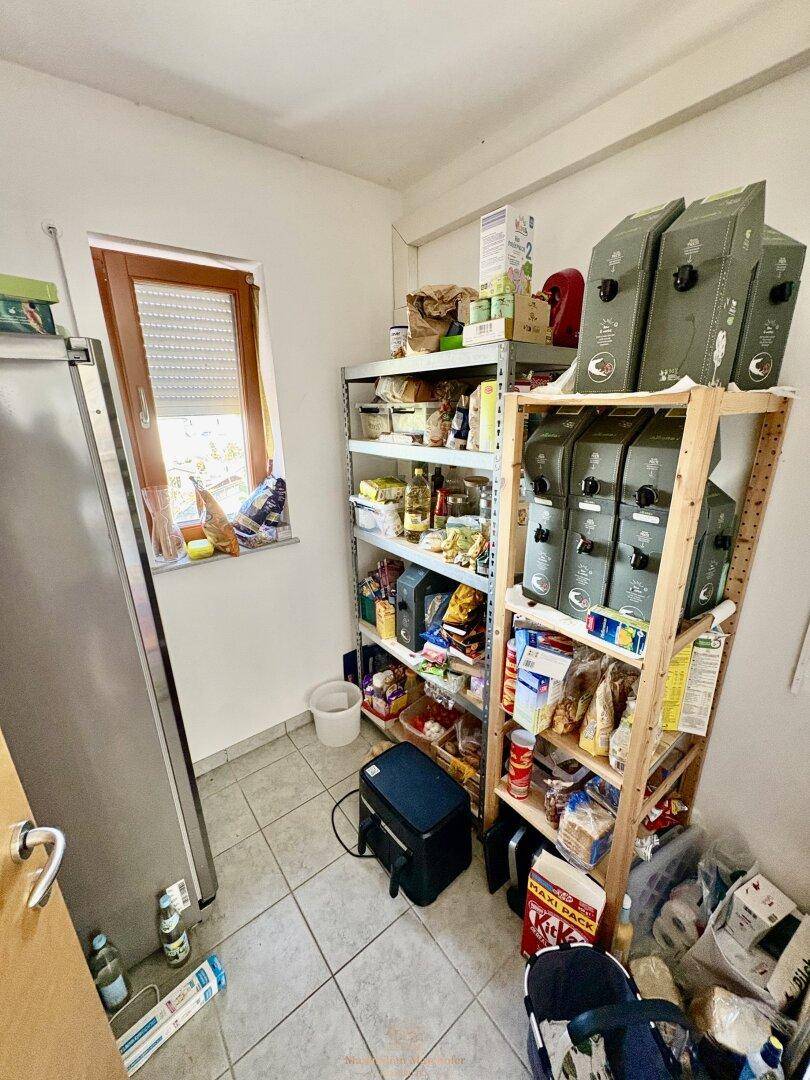 Praktische Speisekammer mit Regalen für Lebensmittel und Vorräte.