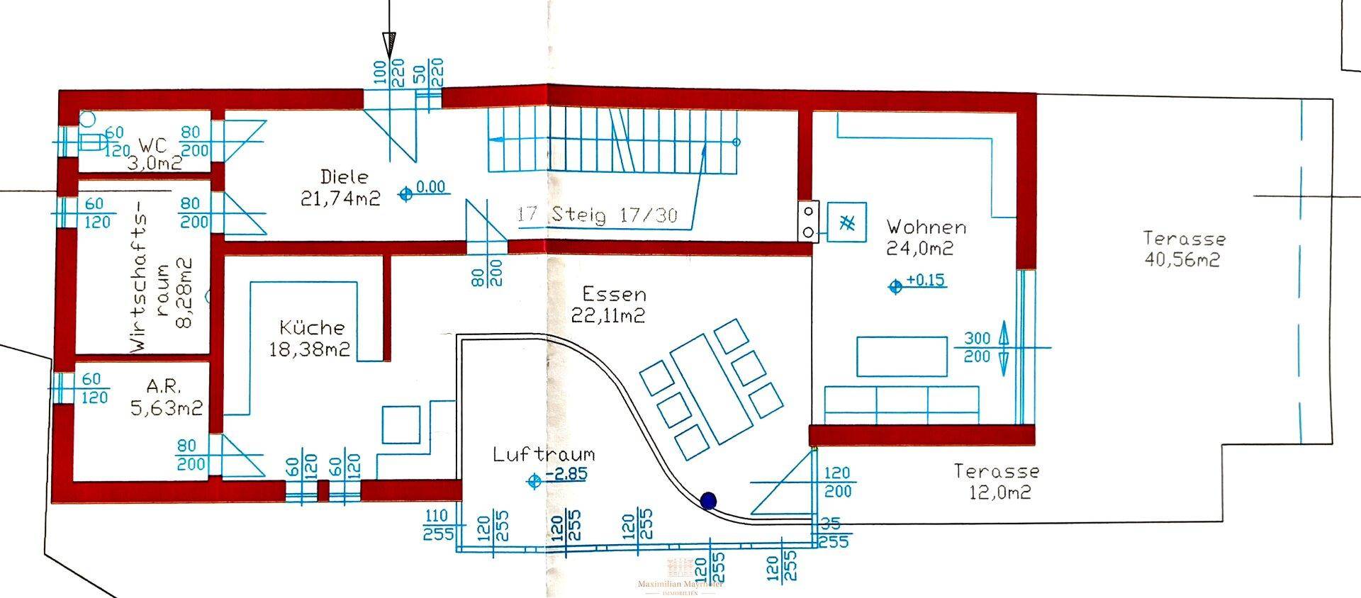 Grundriss des Erdgeschosses mit offener Küche, Essbereich, Wohnzimmer und zwei Terrassen.