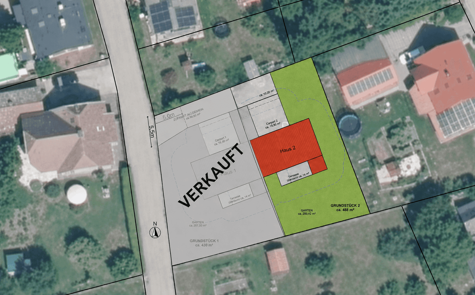 Übersichtlicher Lageplan eines Grundstücks mit geplantem Neubau, Carport und Terrasse, umgeben von viel Grün.