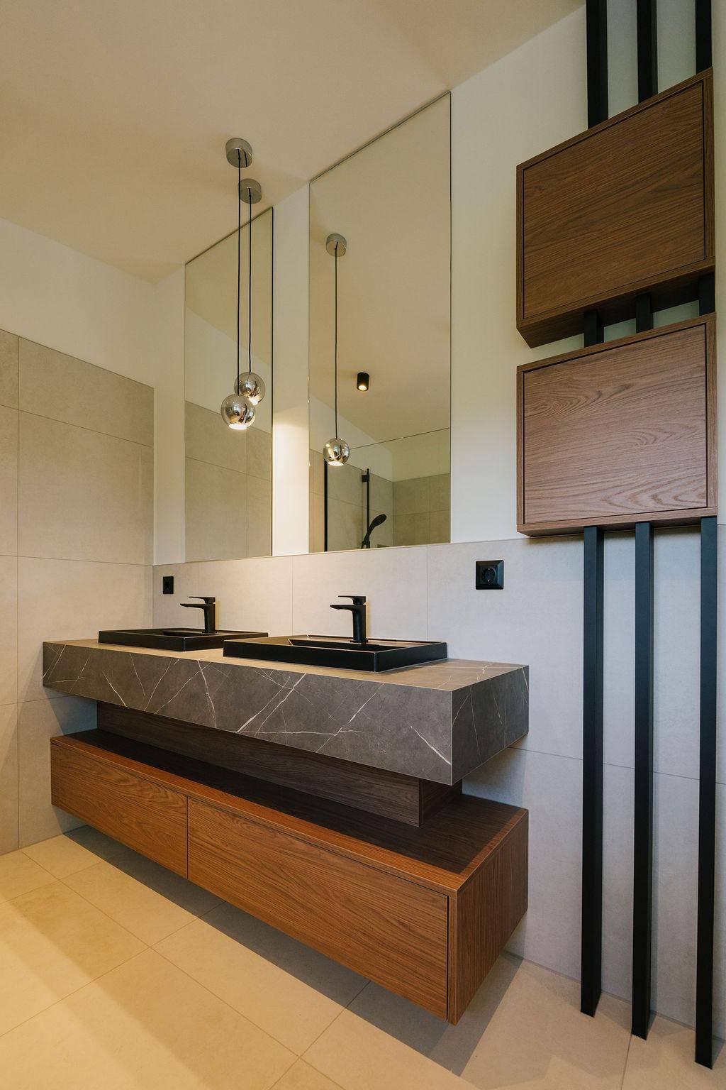 Elegantes Badezimmer mit Doppelwaschbecken, schwebendem Waschtisch und großen Wandspiegeln.