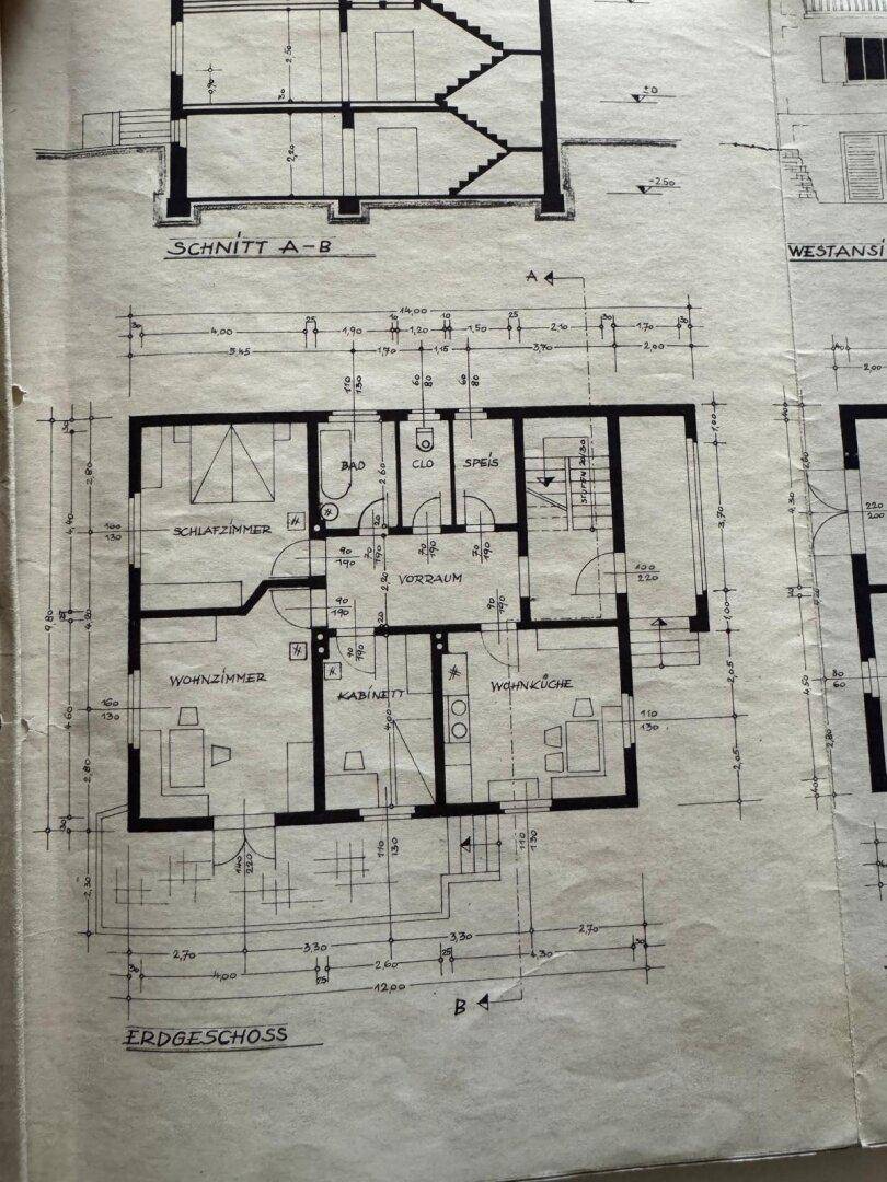 Grundriss des Erdgeschosses mit Wohnzimmer, Schlafzimmer und Wohnküche.