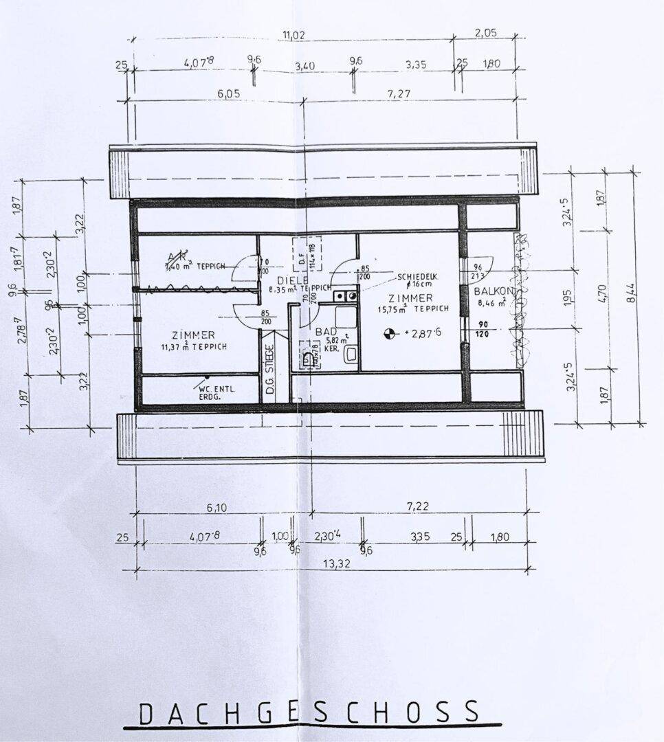 Grundriss des Dachgeschosses mit Schlafzimmern, Bad und Balkon.