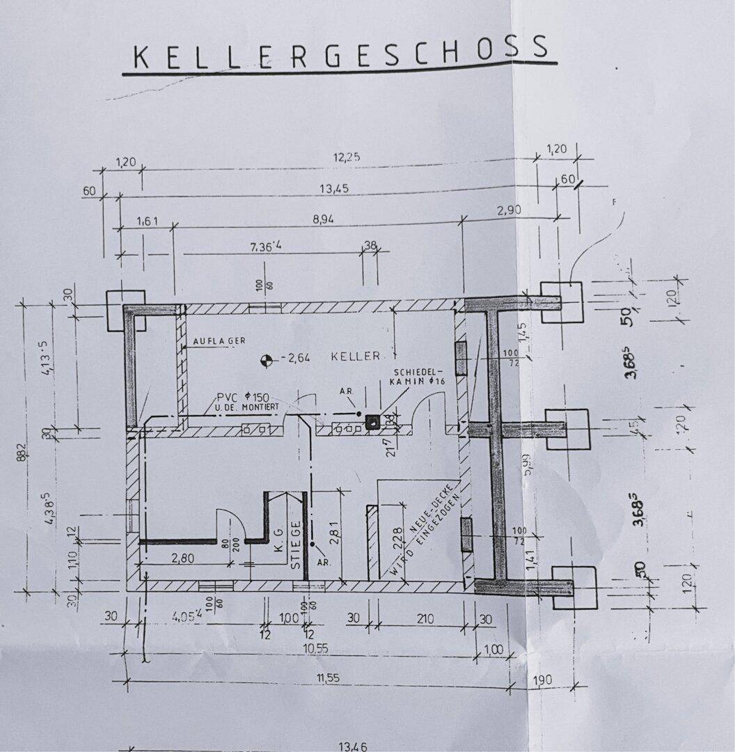 Grundriss des Kellergeschosses mit Abstellräumen und Treppenaufgang.