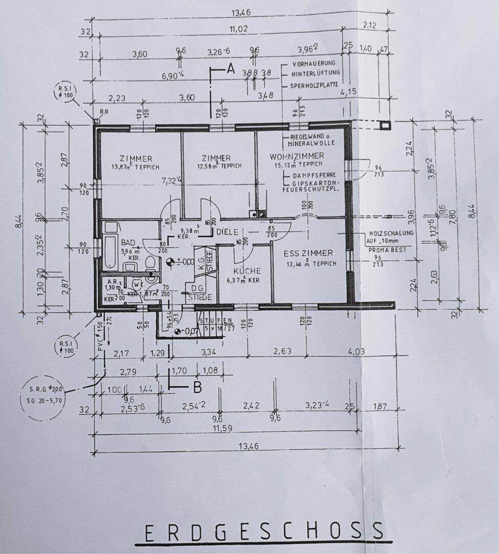 Grundriss des Erdgeschosses mit Küche, Wohn- und Esszimmer sowie Schlafzimmern.