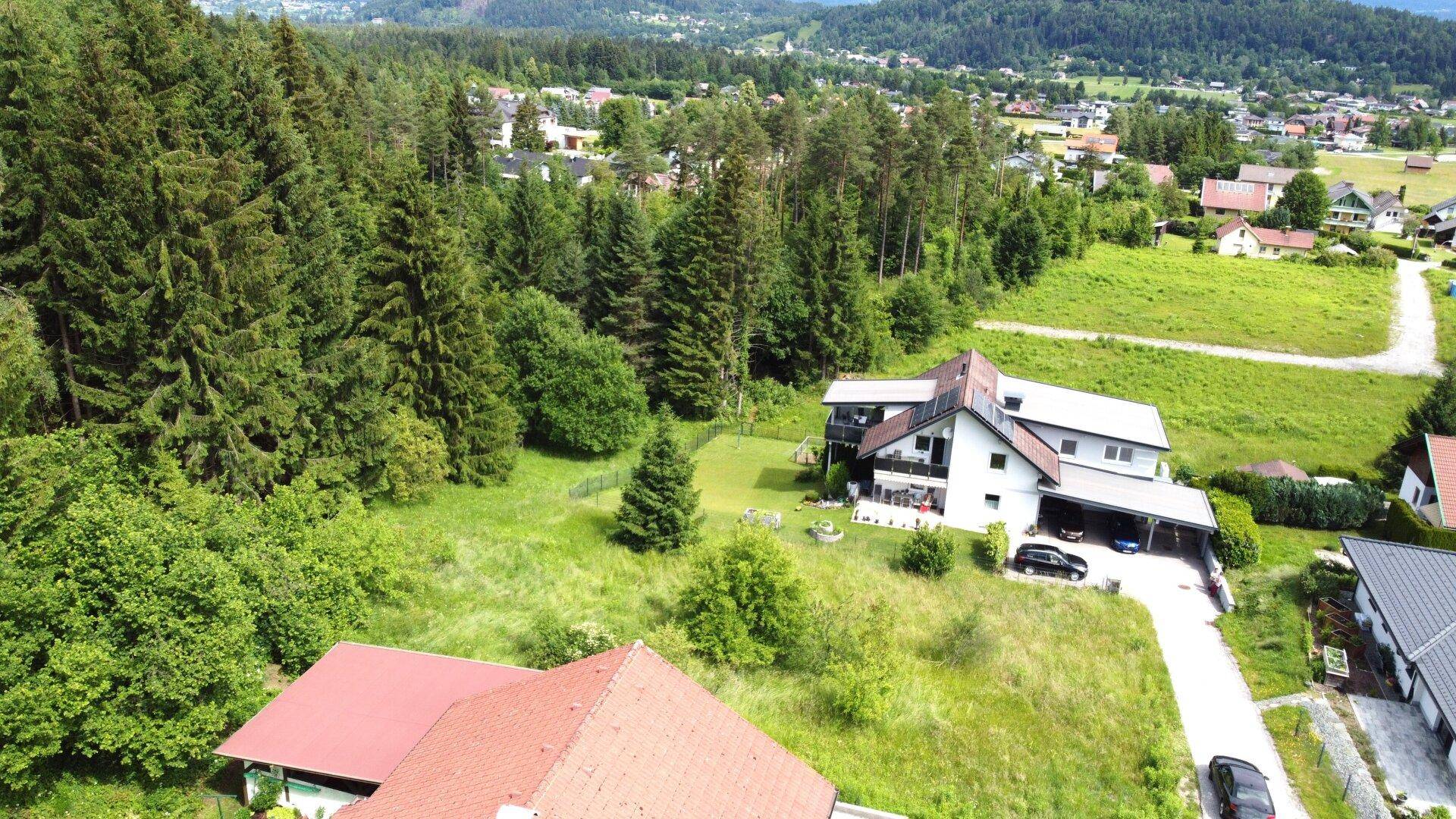 Weitläufige Luftaufnahme eines modernen Wohnhauses mit Solaranlage und Blick auf die Umgebung.