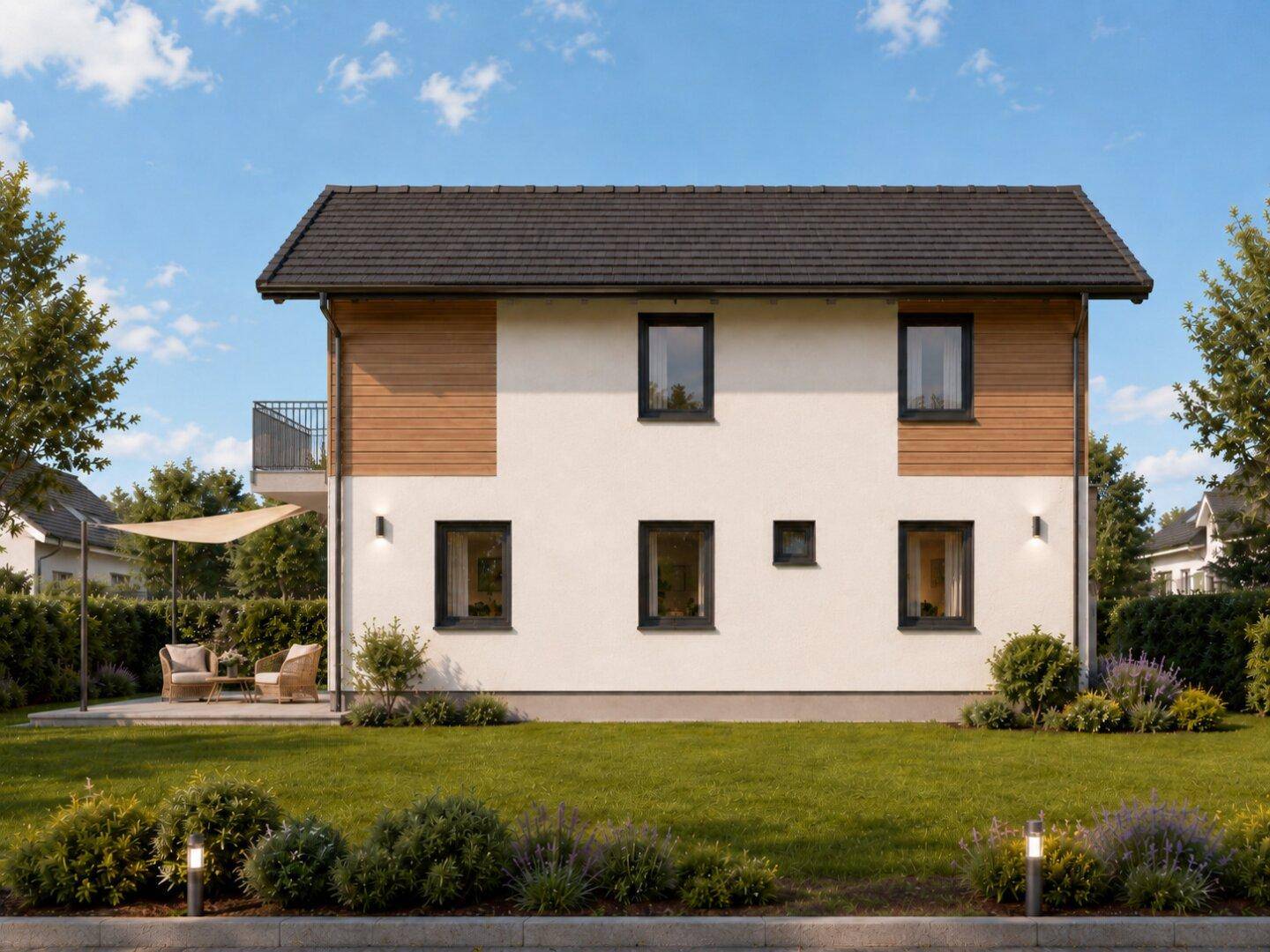 Rückansicht des modernen Hauses mit Holzverkleidung, Satteldach und gepflegtem Garten.