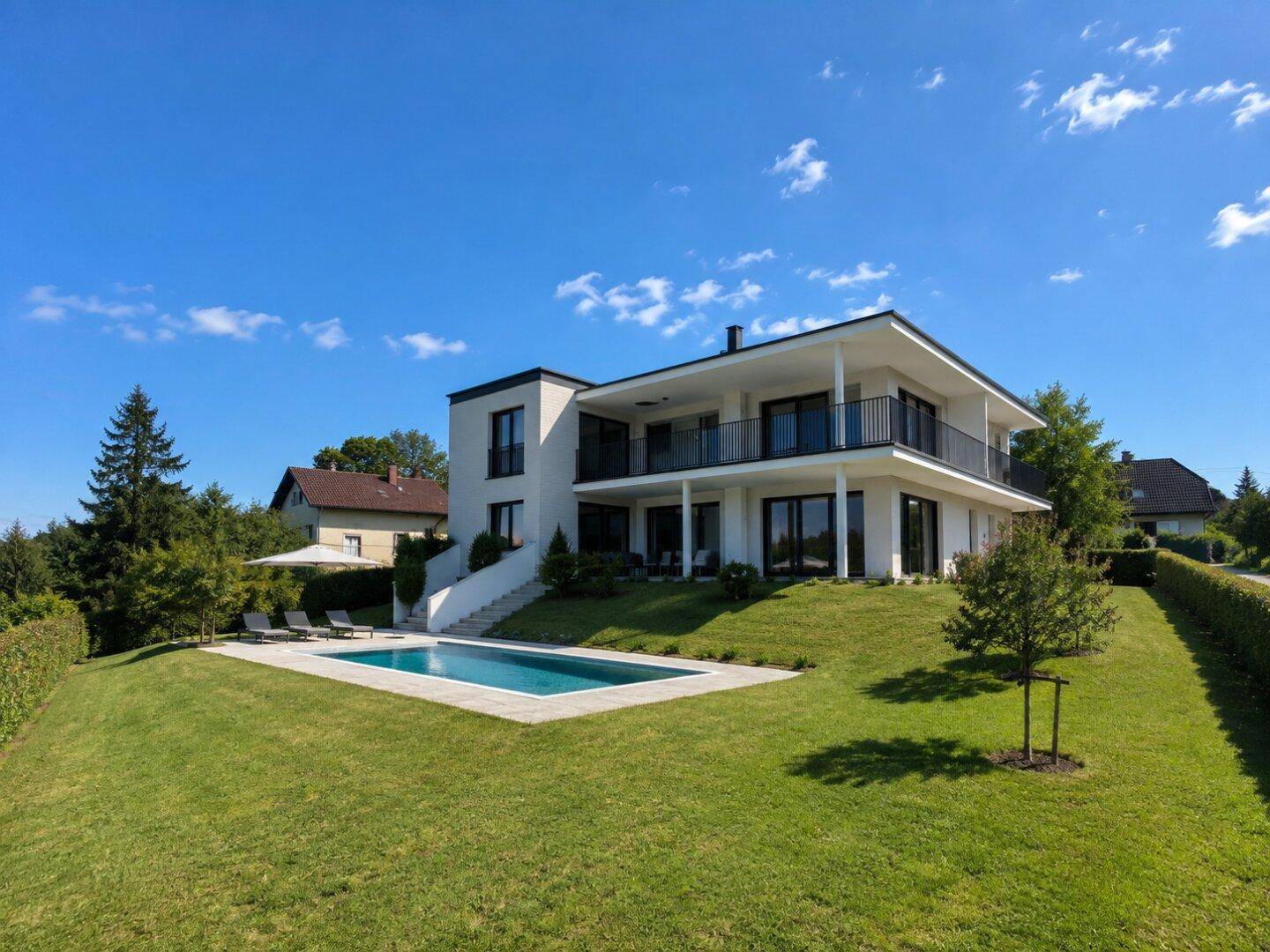 Moderne Villa mit großem Garten, Swimmingpool und mehreren Balkonen mit Weitblick.