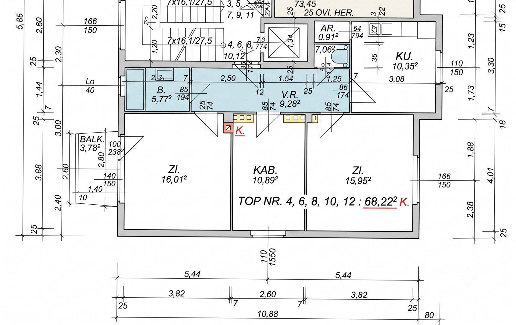 Grundrissplan der Wohnung mit drei Zimmern, Balkon und detaillierten Maßangaben.