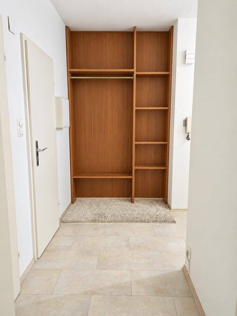 Eingangsbereich mit integrierter Garderobe und praktischen Ablageflächen.