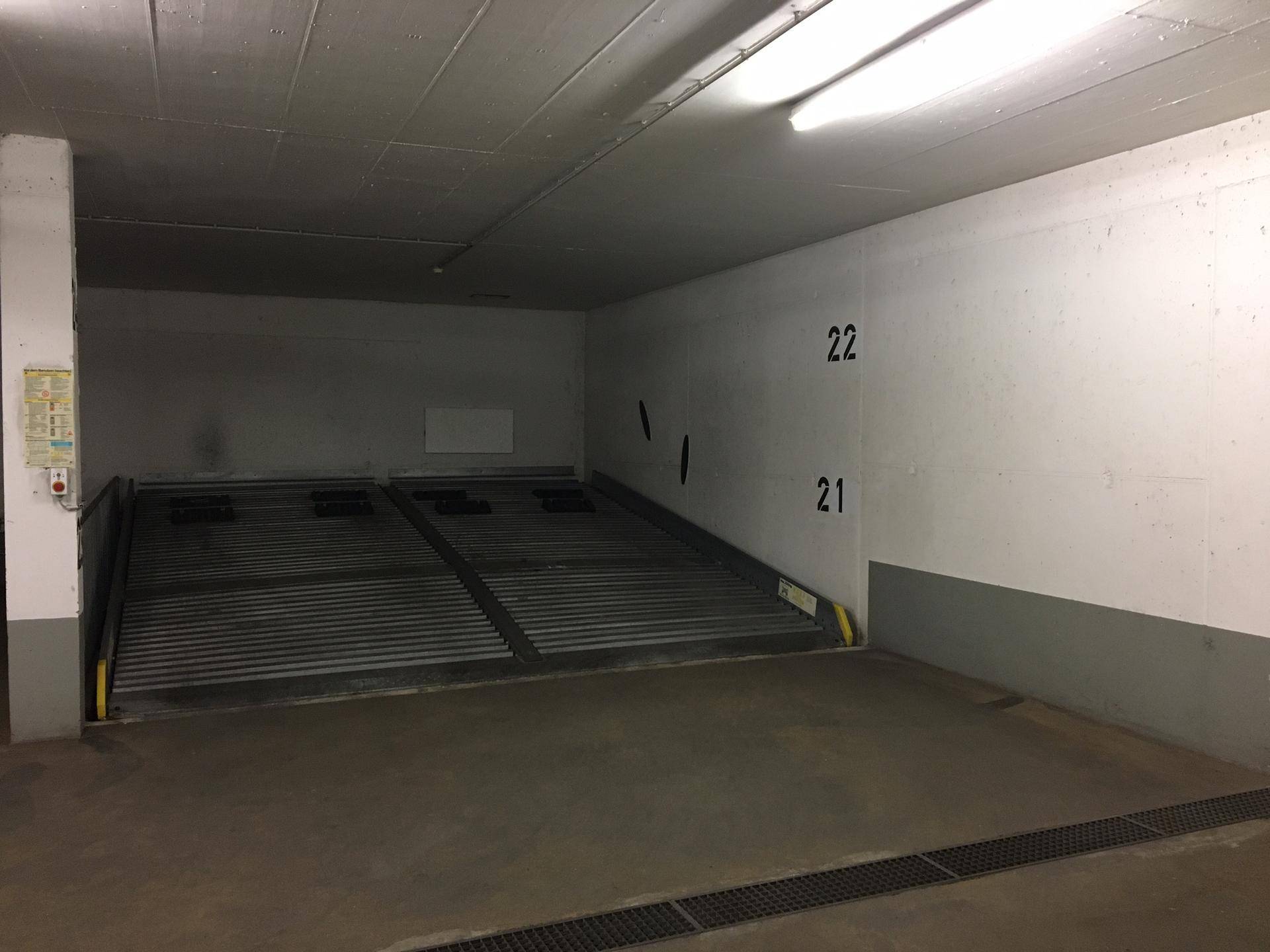 Tiefgaragenstellplatz mit mechanischem Parksystem für zwei Fahrzeuge.