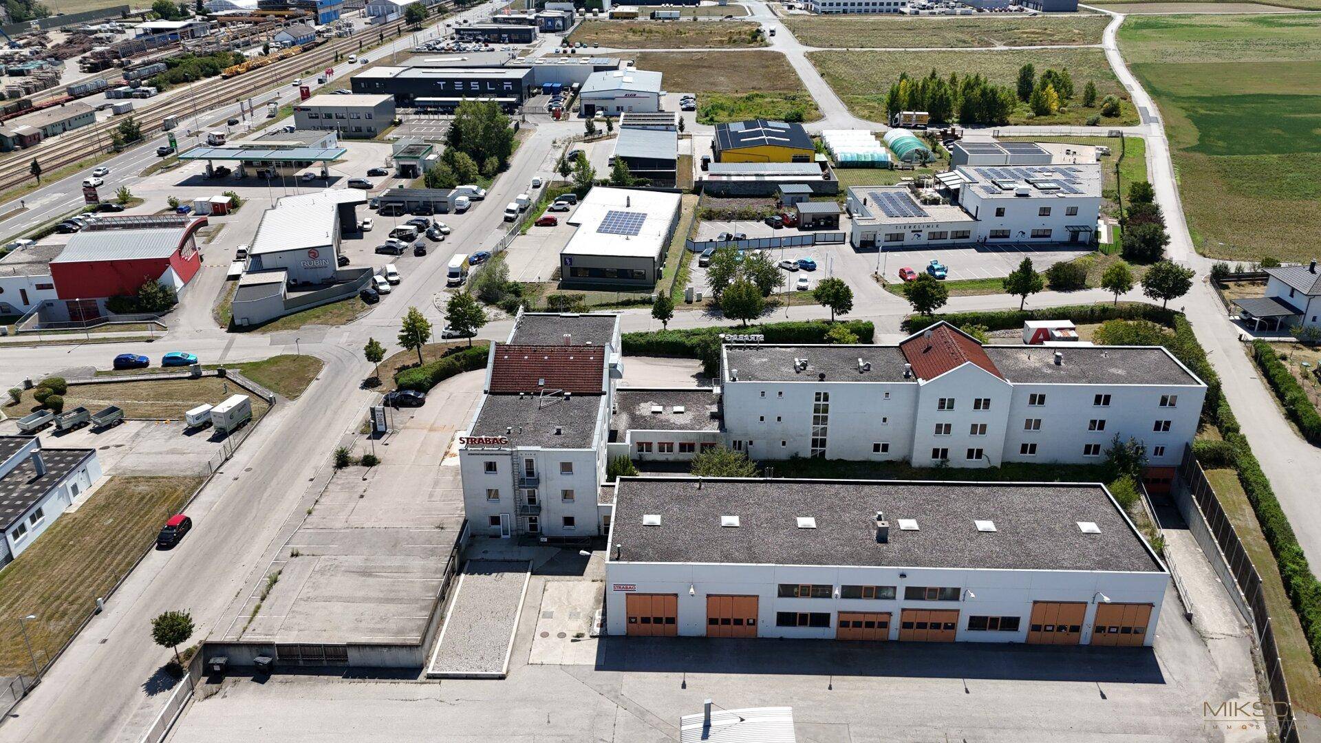 Weitwinkel-Luftaufnahme des Geschäftskomplexes in einem Industriegebiet mit vielen Gebäuden.