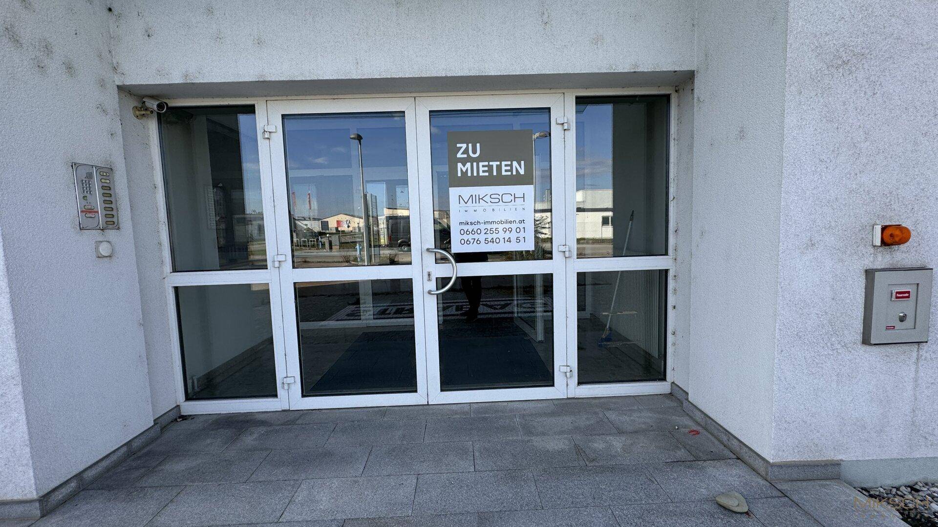 Eingangsbereich mit Glastüren und einem "Zu Vermieten" Schild, das die Verfügbarkeit anzeigt.