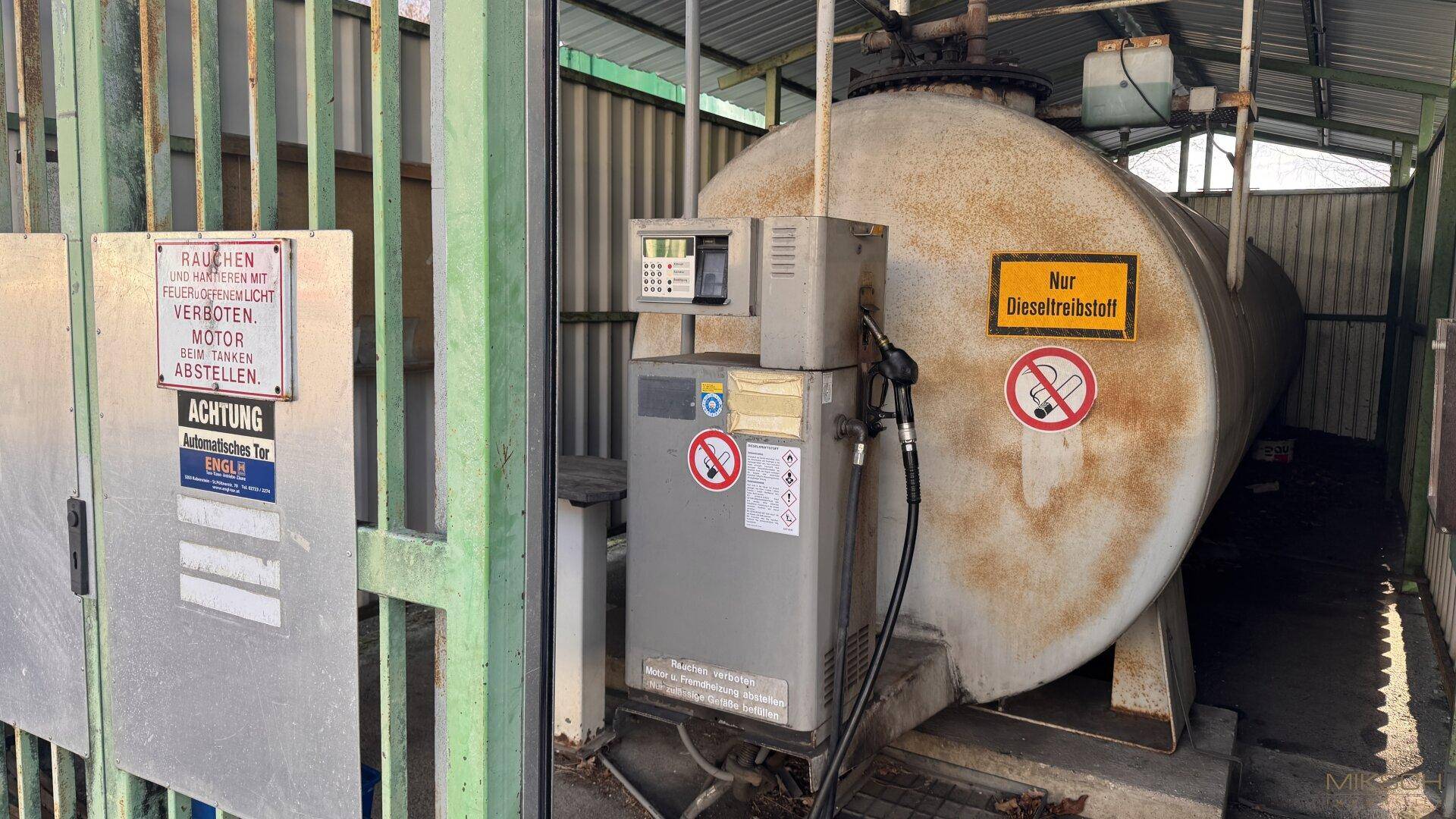 Externe Dieseltankstelle mit großem Tank und Zapfsäule für den Fuhrpark des Unternehmens.