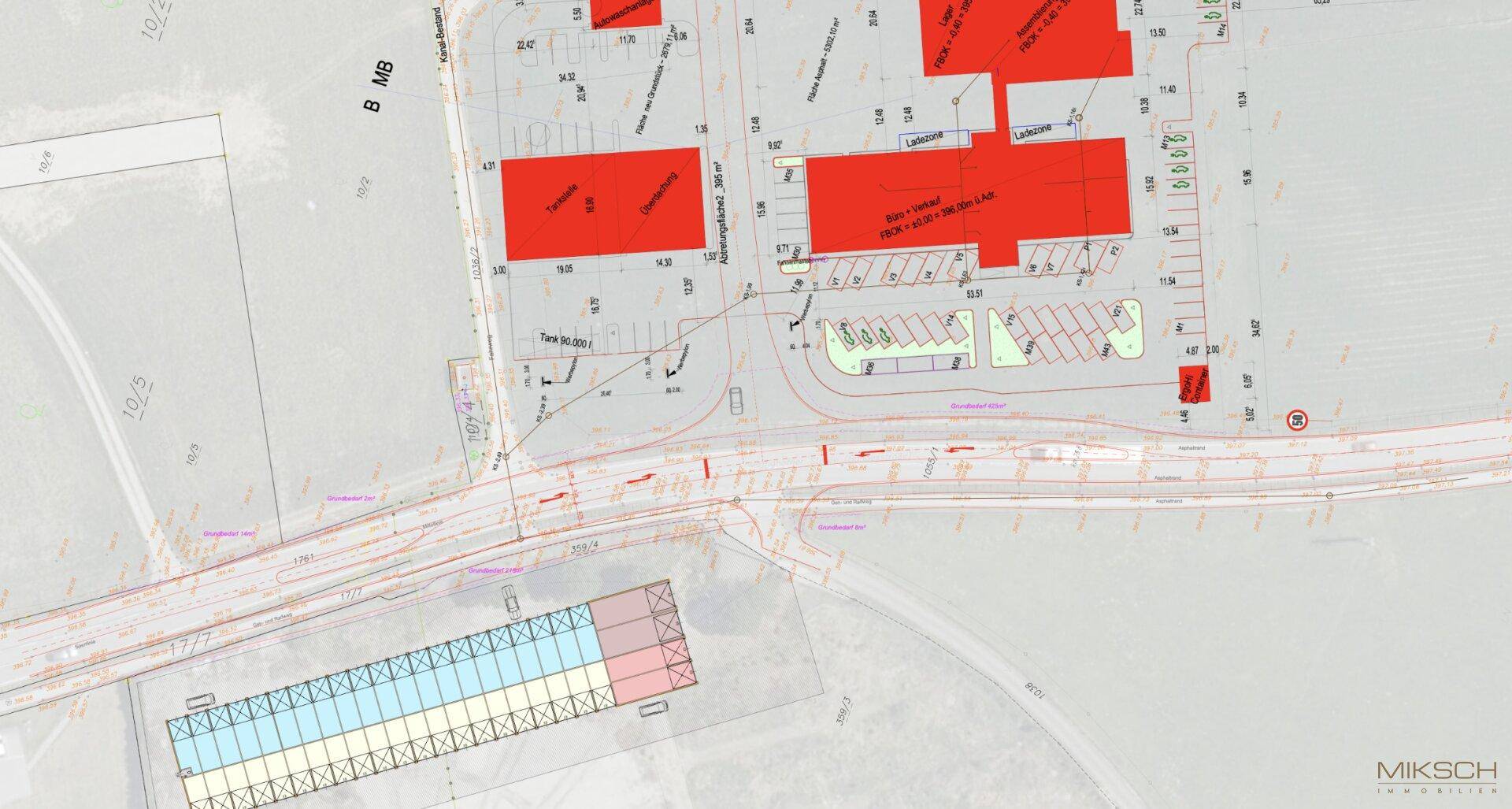 Detailierter Lageplan mit eingezeichneten Gebäuden, Parkplätzen und Zufahrtswegen.