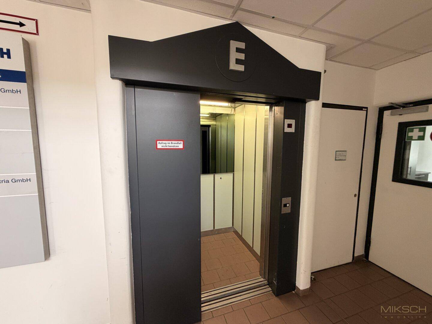 Aufzugsbereich mit offener Kabinentür, bereit für den Transport zwischen den verschiedenen Etagen des Gebäudes.